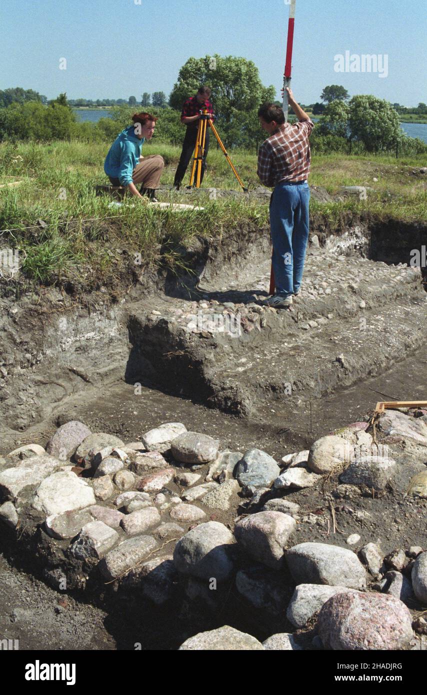 £ekno 05.08.1993. Badania archeologiczne na pó³wyspie Jeziora £ekiñskiego (Pojezierze Wielkopolskie), powadzone od roku 1982, obejmuj¹ wczesnoœredniowieczne grodzisko (X-XI wiek) i miejsce po najstarszym na ziemiach polskich klasztorze cystersów, który istnia³ tu od po³owy XII do koñca wieku XV. Nz. prace wykopaliskowe na wielowarstwowym stanowisku archeologicznym - dokumentacja wykopalisk. mta  PAP/Romuald Królak       Lekno 5 August 1993. Archeological research on the Lekinski Lake peninsula (Wielkopolskie Lake District), conducted from 1982, on the early Medieval town (10th-11th cenury) and Stock Photo