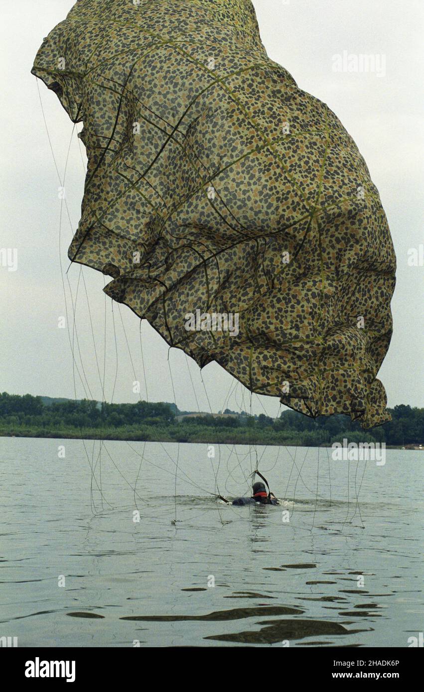 Otmuchów 20.08.1993. Æwiczenia wojskowe pododdzia³ów do dzia³añ specjalnych Œl¹skiego Okrêgu Wojskowego, w ramach letniego zgrupowania. Nz. skoki spadochronowe na Jeziorze Otmuchowskim (Zbiornik Otmuchów). mta  PAP/Adam Hawa³ej       Otmuchow 20 August 1993. Silesian Military District's subunits for special tasks conduct military exercises. Pictured: parachute jumps on the Otmuchowskie Lake.  mta  PAP/Adam Hawalej Stock Photo