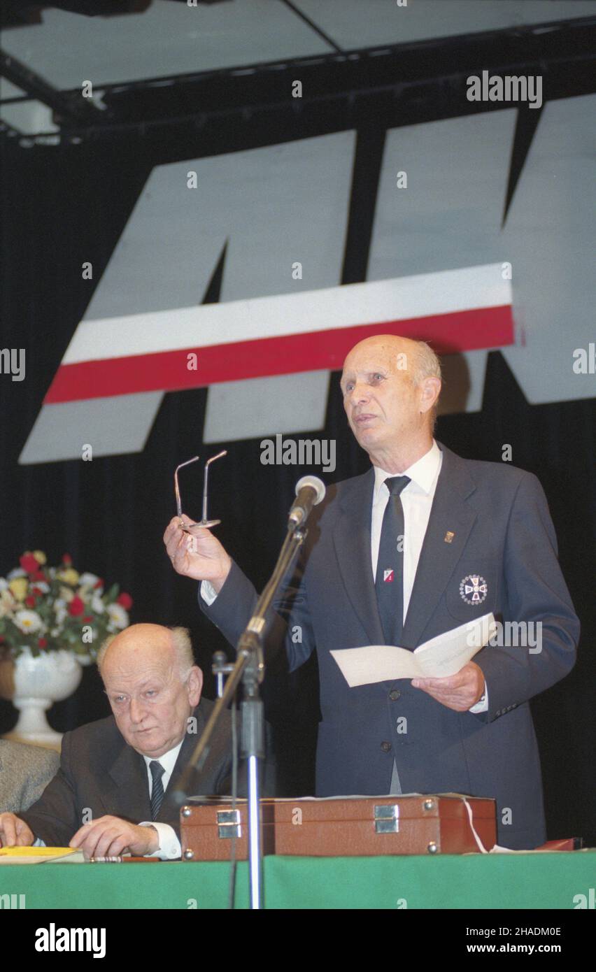 Warszawa 24.09.1993. III Walny Zjazd Zarz¹du Okrêgu Warszawa Œwiatowego Zwi¹zku ¯o³nierzy Armii Krajowej (ŒZ¯AK). Nz. m.in. Karol Per³owski (P). js  PAP/Adam Urbanek         Warsaw 24 September 1993. The 3rd General Congress of the Warsaw Branch of the World Union of Home Army Veterans. Pictured: Karol Perlowski (R).  js  PAP/Adam Urbanek Stock Photo