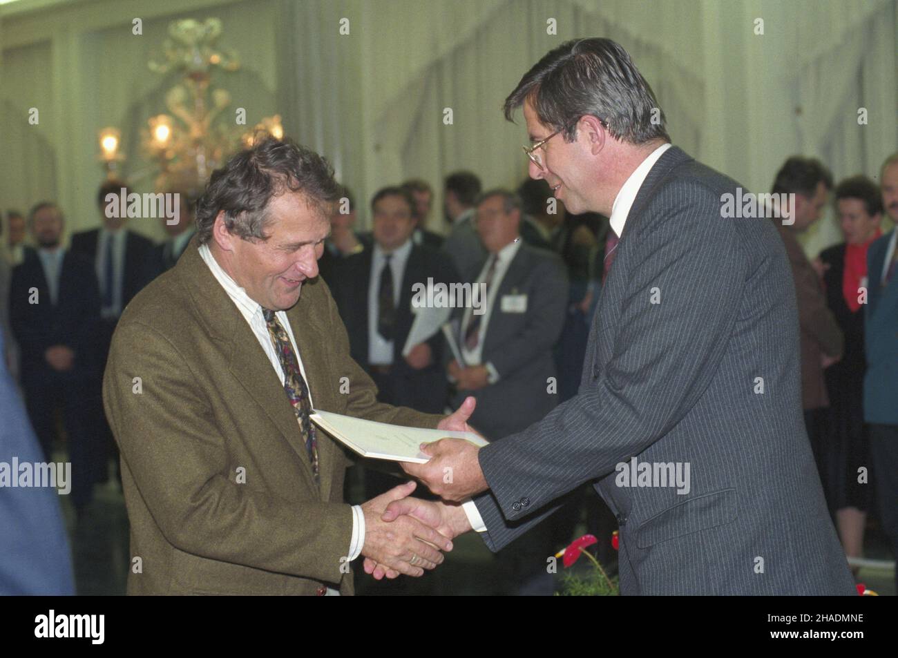 Warszawa 13.10.1993. Uroczystoœæ w Sali Kolumnowej Sejmu wrêczenia pose³om II kadencji zaœwiadczeñ o wyborze od Pañstwowej Komisji Wyborczej (PKW). Nz. przewodnicz¹cy PKW Andrzej Zoll (P), pose³ Henryk Wujec (L). uu  PAP/Adam Urbanek       Warsaw 13 October 1993. Deputies of the 2nd ternure receive election certificates issued by the State Electoral Commission (PKW) at the Sejm Column Hall. Pictured: PKW chairman Andrzej Zoll (left) hands the certificate to deputy Henryk Wujec (right).  uu  PAP/Adam Urbanek Stock Photo
