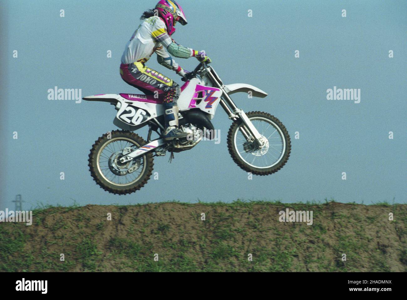 Legionowo 12.10.1993. Centrum Szkolenia Policji otrzyma³o nowy sprzêt i specjalistyczne wyposa¿enie. Nz. pokaz techniki jazdy na motocyklu terenowym Enduro. uu  PAP/Adam Urbanek       Legionowo 12 October 1993. Police Training Centre received new equipment. Pictured: demonstration of Enduro off-road motorcycle riding technique.  uu  PAP/Adam Urbanek Stock Photo