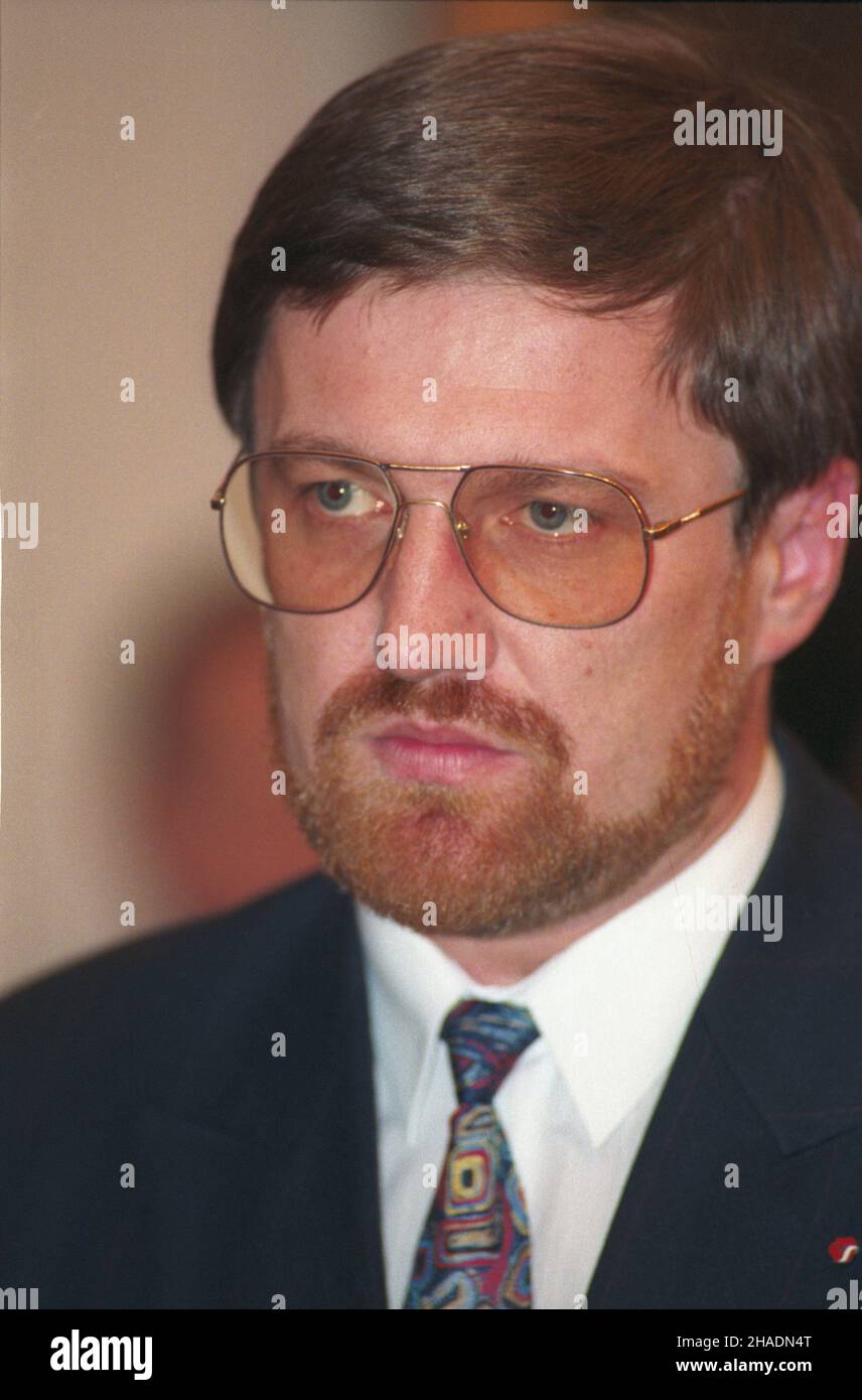 Warszawa 26.10.1993. Minister przekszta³ceñ w³asnoœciowych w rz¹dzie Waldemara Pawlaka Wies³aw Kaczmarek w Belwederze. mw  PAP/Janusz Mazur         Warsaw 26 October 1993. Privatisation Minister in the Waldemar Pawlak government - Wieslaw Kaczmarek at the Belvedere palace.  mw  PAP/Janusz Mazur Stock Photo