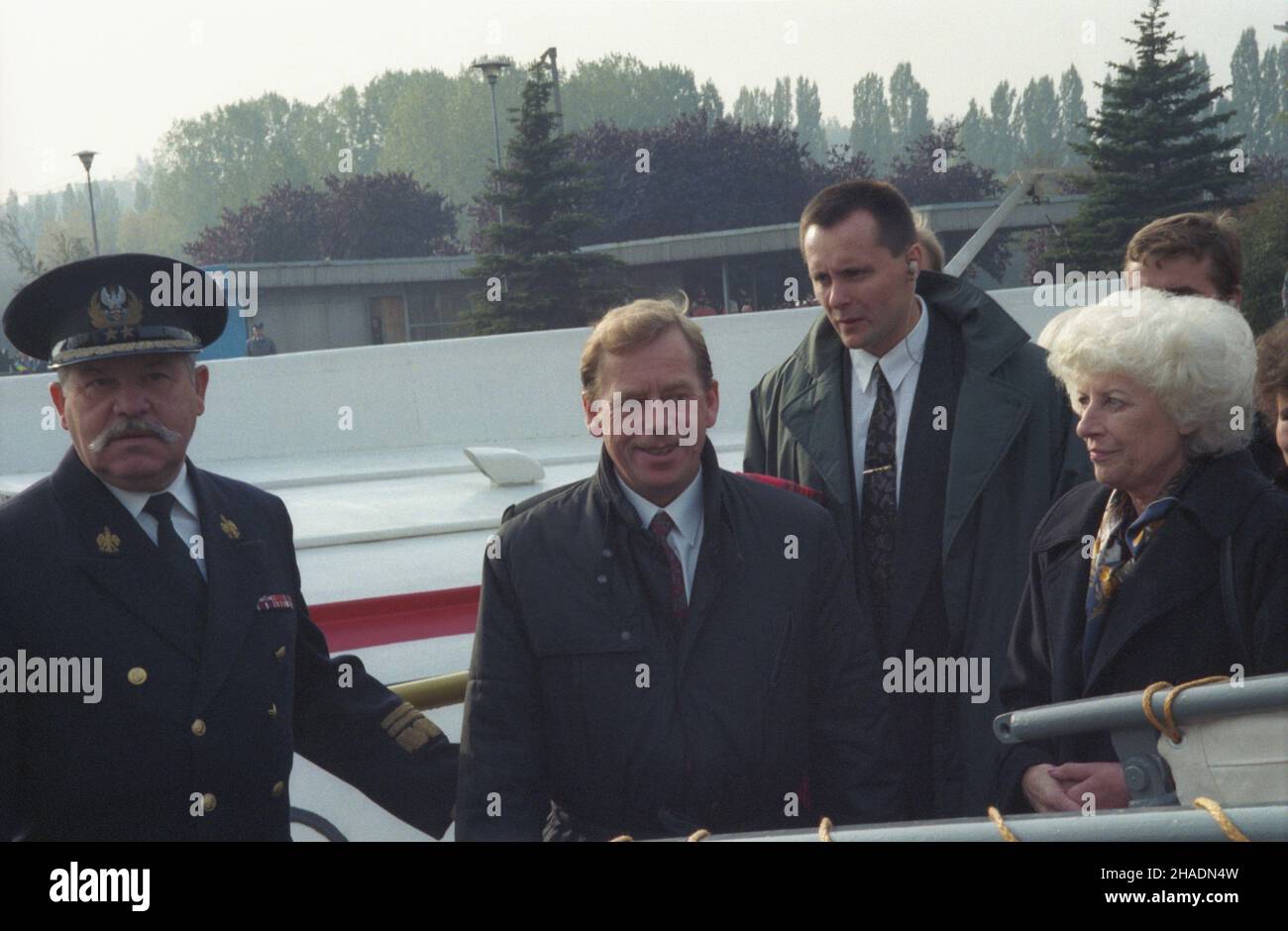 Gdañsk 22.10.1993. Prezydent Czech Vaclav Havel przebywa³ z wizyt¹ w Polsce 20-22 paŸdziernika. Rejs na Westerplatte na ORP Kaszub. Nz. m.in.: dowódca Marynarki Wojennej adm. Romuald Waga (L), prezydent Vaclav Havel (2L) z ¿on¹ Olg¹ (P). mw  PAP/Stefan Kraszewski         Gdansk 22 October 1993. President of the Czech Republic Vaclav Havel paid a visit to Poland on October 20 to 22. A trip to Westerplatte aboard the ORP Kaszub ship. Pictured among others: Navy Commander Romuald Waga (L), President Vaclav Havel (2L) with wife Olga (R).  mw  PAP/Stefan Kraszewski Stock Photo