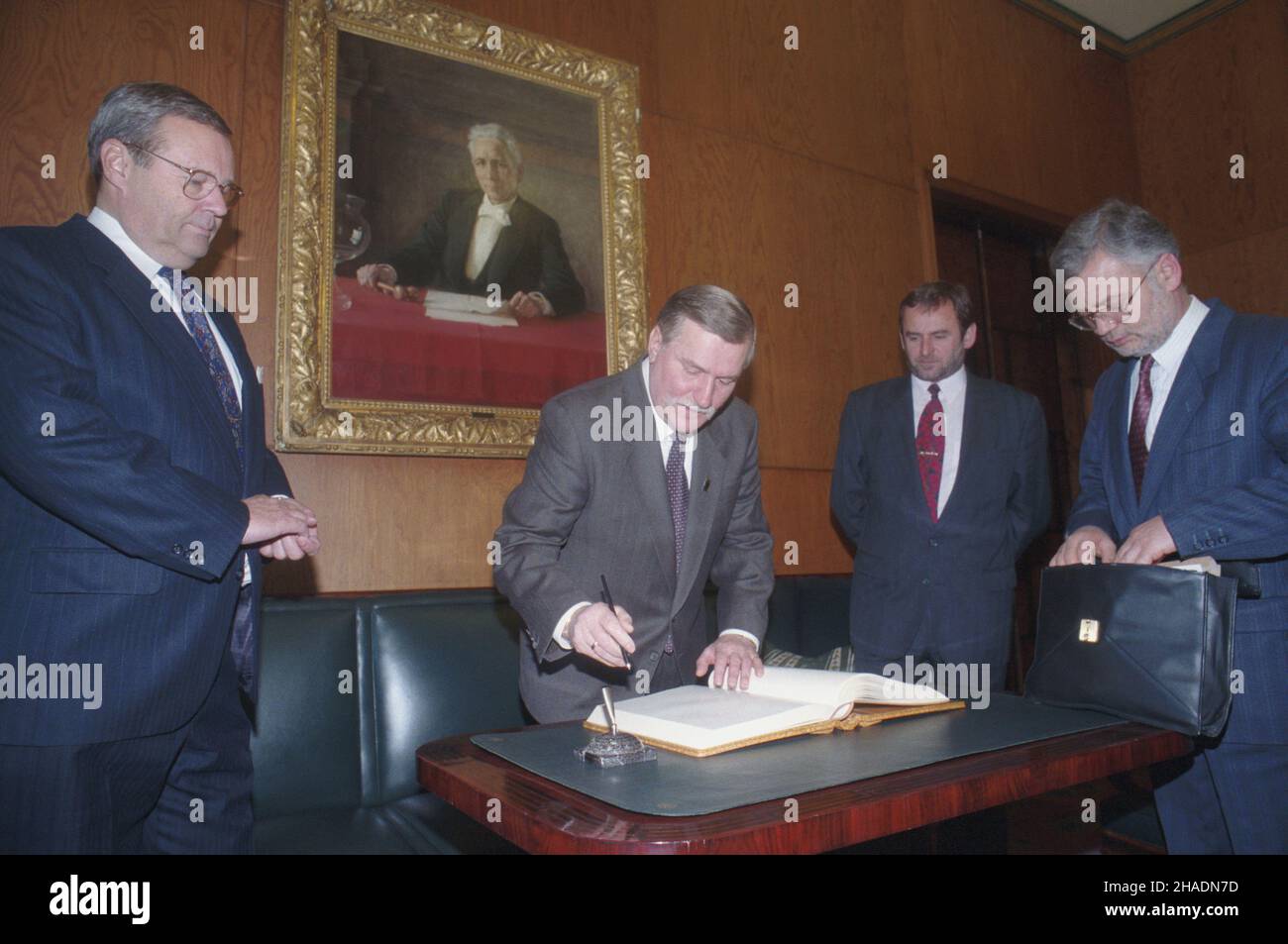 Finlandia Helsinki 29.10.1993. Prezydent RP Lech Wa³êsa przebywa³ wraz z ma³¿onk¹ z oficjaln¹ wizyt¹ w Republice Finlandii w dniach 28-29 paŸdziernika. Nz. prezydent Wa³êsa wpisuje siê do ksiêgi pami¹tkowej w Parlamencie, z prawej: podsekretarz stanu i szef Gabinetu Prezydenta Mieczys³aw Wachowski (2), szef Biura Prasowego Prezydenta i jego rzecznik prasowy Andrzej Drzycimski (1).   mw  PAP/Maciej Belina Brzozowski         Finland Helsinki 29 October 1993. Poland's President Lech Walesa paid an official visit to Finland on October 28 to 29. Pictured: Poland's president signs a visitors' book i Stock Photo