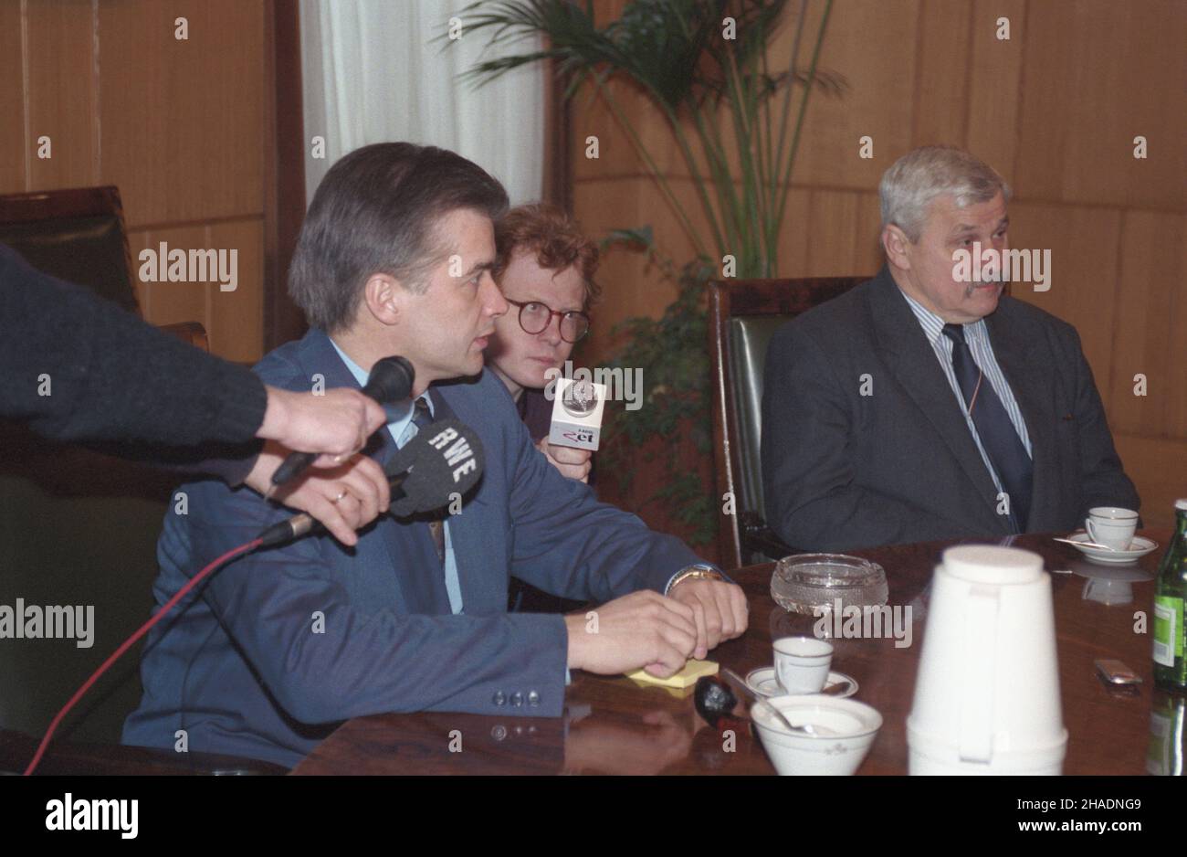 Warszawa 16.11.1993. Przedstawiciele Federacji Rodzin Katyñskich u wicepremiera RP W³odzimierza Cimoszewicza w Urzêdzie Rady Ministrów (URM). Nz. m.in. wicepremier Cimoszewicz (L), dziennikarz Radia Zet, zastêpca prokuratora generalnego Stefan Œnie¿ko (P), kierowa³ pracami ekshumacyjnymi w Charkowie i Miednoje. mw  PAP/Adam Urbanek         Warsaw, 16 November 1993. Katyn Families Federation delegates meet deputy Prime Minister Wlodzimierz Cimoszewicz. Pictured: deputy PM Wlodzimierz Cimoszewicz (L), Radio Zet reporter, deputy Prosecutor General Stefan Sniezko (R). Sniezko oversaw exhumations i Stock Photo