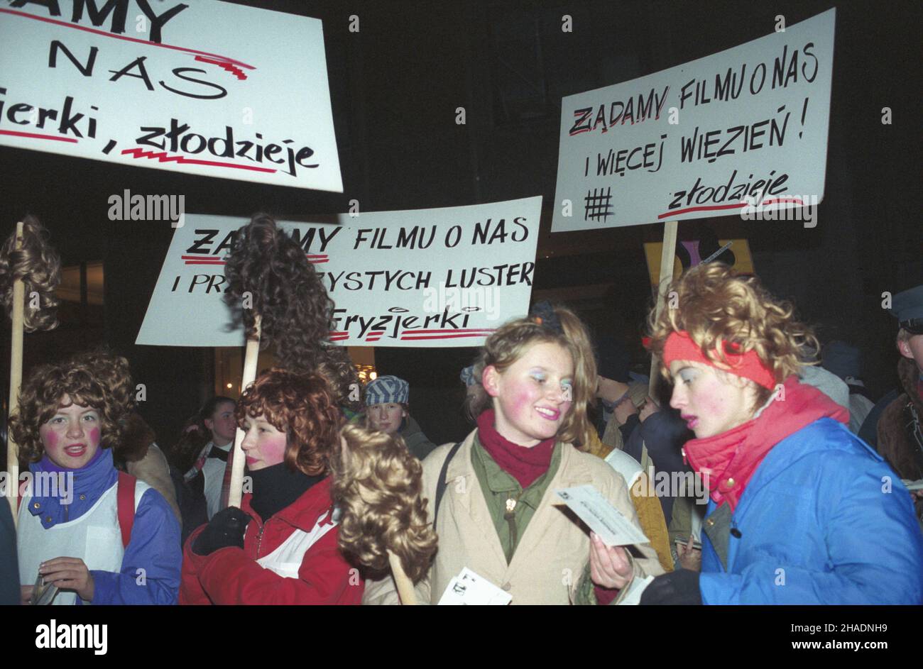 Warszawa 15.11.1993. M³odzie¿ promuje na ulicy wchodz¹c¹ do kin komediê pt. Naprawdê krótki film o mi³oœci, zabijaniu i jeszcze jednym przykazaniu, w re¿yserii Rafa³a Wieczyñskiego. mw  PAP/Andrzej Rybczyñski         Warsaw 15 November 1993. Youth hits the streets to promote Rafal Wilczynski's comedy entitled Truly short movie about love, killing and yet another commandment that was about to be on on Polish screens.   mw  PAP/Andrzej Rybczynski Stock Photo