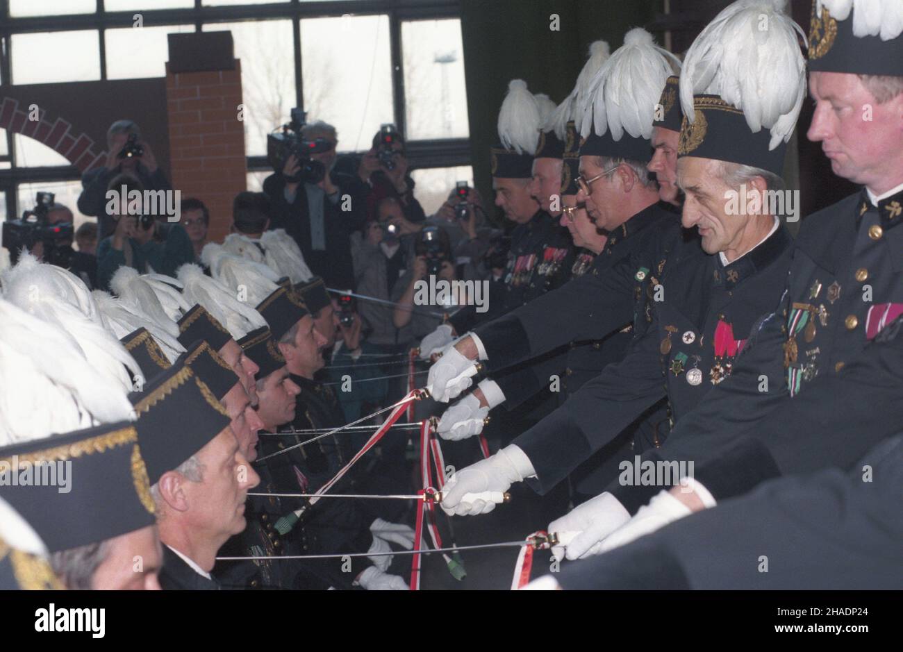 Lêdziny 04.12.1993. Z okazji œwiêta górniczego (Barbórki) premier RP Waldemar Pawlak przebywa³ na Górnym Œl¹sku. Nz. uroczystoœci barbórkowe w Zasadniczej Szkole Górniczej przy Kopalni Wêgla Kamiennego (KWK) Ziemowit. mta  PAP/Teodor Walczak       Ledziny 04 December 1993. Poland's PM Waldemar Pawlak paid a visit to Gorny Slask on the occasion of Miners' Day called Barborka. Barborka ceremonies at the Miner Vocational School at the Ziemowit Hard Coal Mine.   mta  PAP/Teodor Walczak Stock Photo