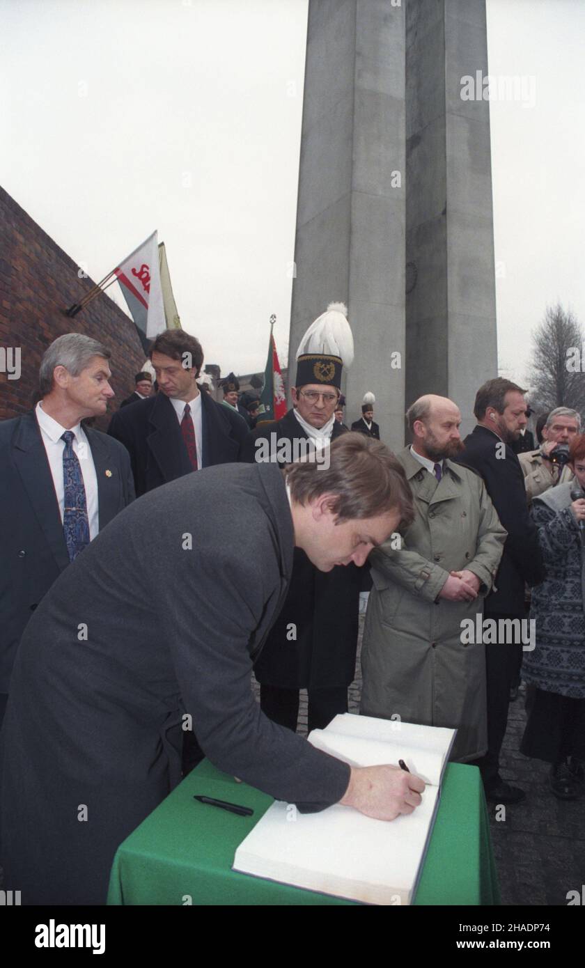 Katowice 05.12.1993. Z okazji œwiêta górniczego (Barbórki) premier RP Waldemar Pawlak przebywa³ na Górnym Œl¹sku. Premier z³o¿y³ wieniec pod krzy¿em upamiêtniaj¹cym ofiary pacyfikacji Kopalni Wêgla Kamiennego (KWK) Wujek w roku 1981. Nz. m.in. Waldemar Pawlak wpisuje siê do ksiêgi pami¹tkowej, wojewoda katowicki Wojciech Czech (3P), minister przemys³u i handlu Marek Pol (2L). mta  PAP/Teodor Walczak       Katowice 05 December 1993. PM Waldemar Pawlak paid a visit to Gorny Slask on the occasion of the Miner Day called Barborka. The PM laid a wreath at the cross commemorating victims of the paci Stock Photo