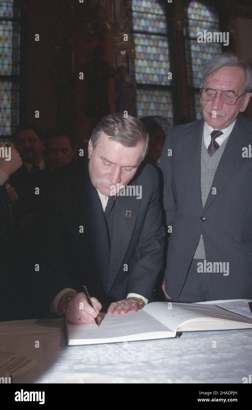 Budapeszt 18.12.1993. Uroczystoœci pogrzebowe premiera Republiki Wêgierskiej Jozsefa Antalla. Polskiej delegacji, w sk³ad której wchodzili m.in. byli premierzy Hanna Suchocka i Tadeusz Mazowiecki (P), przewodniczy³ prezydent RP Lech Wa³êsa (L). mta  PAP/Maciej Belina Brzozowski       Budapest 18 December 1993. Funeral ceremonies for Hungary's Prime Minister Jozsef Antall. A Polish delegation, including former Prime Ministers Hanna Suchocka and Tadeusz Mazowiecki (R), was led by President Lech Walesa (L).  mta  PAP/Maciej Belina Brzozowski Stock Photo