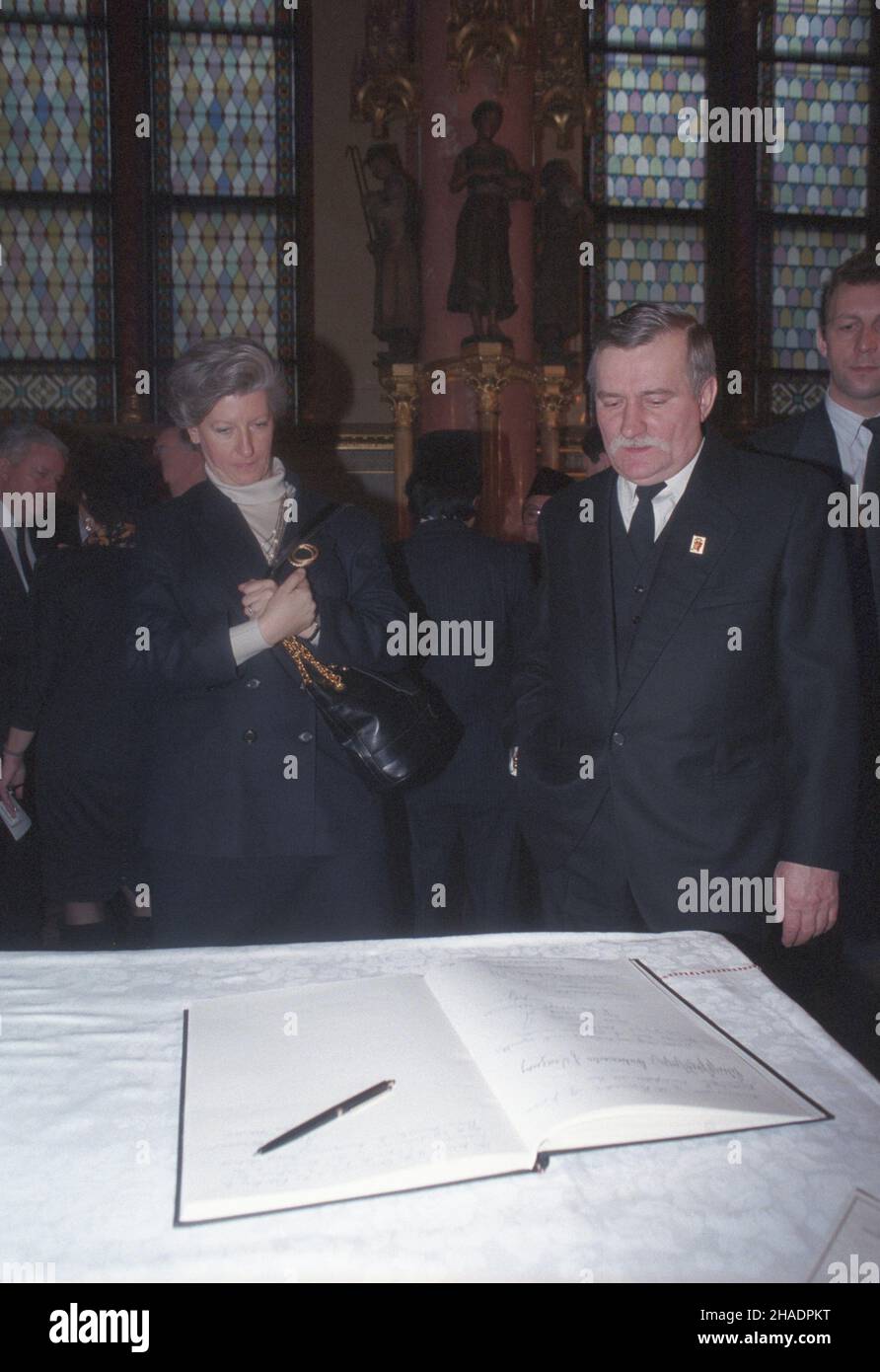 Budapeszt 18.12.1993. Uroczystoœci pogrzebowe premiera Republiki Wêgierskiej Jozsefa Antalla. Polskiej delegacji, w sk³ad której wchodzili m.in. byli premierzy Hanna Suchocka (L) i Tadeusz Mazowiecki, przewodniczy³ prezydent RP Lech Wa³êsa (P). mta  PAP/Maciej Belina Brzozowski       Budapest 18 December 1993. Funeral ceremonies for Hungary's Prime Minister Jozsef Antall. A Polish delegation, including former Prime Ministers Hanna Suchocka (L) and Tadeusz Mazowiecki, was led by President Lech Walesa (R).  mta  PAP/Maciej Belina Brzozowski Stock Photo