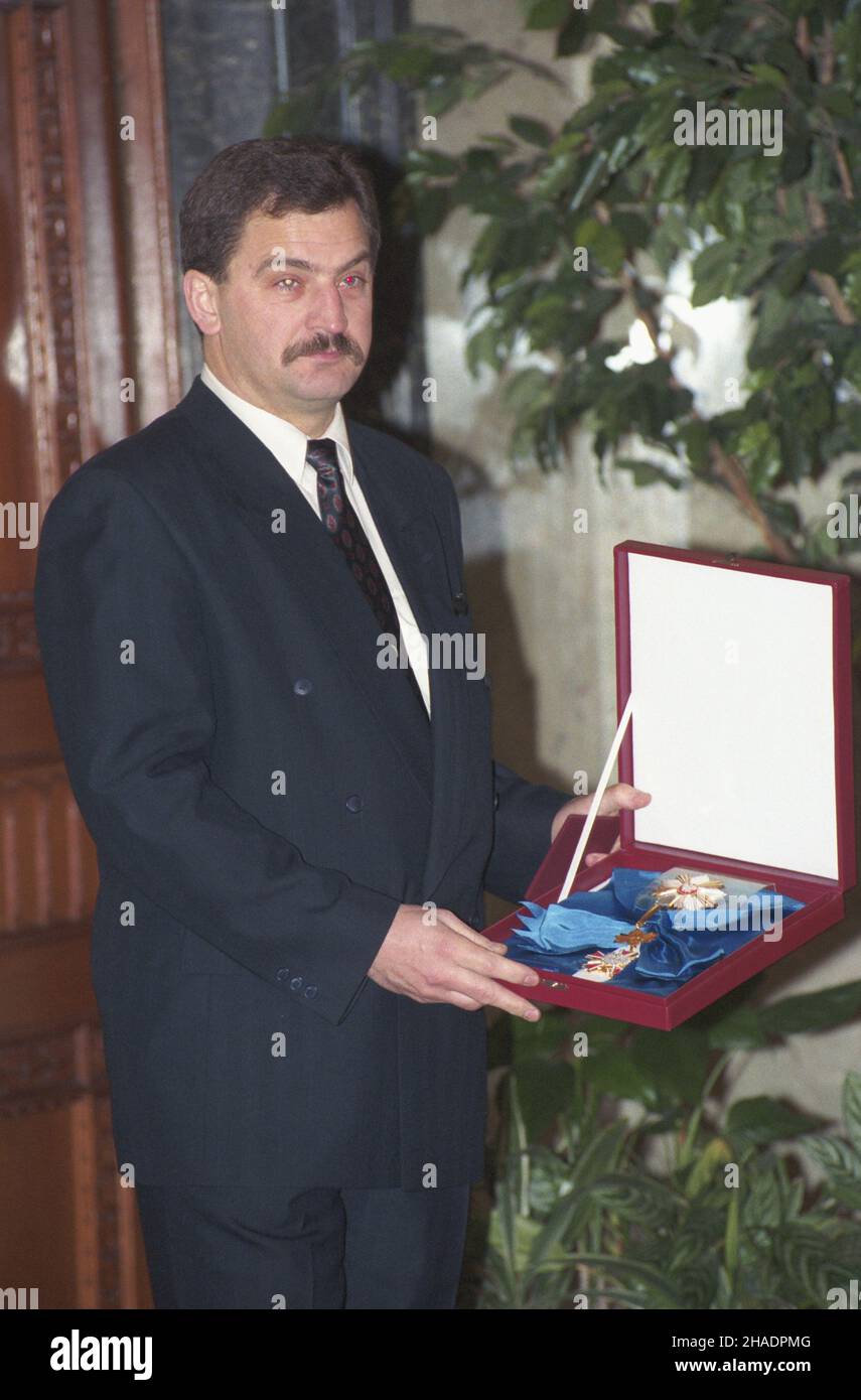 Budapeszt 18.12.1993. Uroczystoœci pogrzebowe premiera Republiki Wêgierskiej Jozsefa Antalla. Polskiej delegacji, w sk³ad której wchodzili m.in. byli premierzy Hanna Suchocka i Tadeusz Mazowiecki, przewodniczy³ prezydent RP Lech Wa³êsa. Nz. Krzy¿ Wielki Orderu Zas³ugi Rzeczypospolitej Polskiej, którym postanowieniem Prezydenta RP z dnia 16 grudnia 1993 r. odznaczony zosta³ poœmiertnie Jozsef Antall. Order trzyma szef Biura Ochrony Rz¹du (BOR) Miros³aw Gawor. mta  PAP/Maciej Belina Brzozowski       Budapest 18 December 1993. Funeral ceremonies for Hungary's Prime Minister Jozsef Antall. A Polis Stock Photo