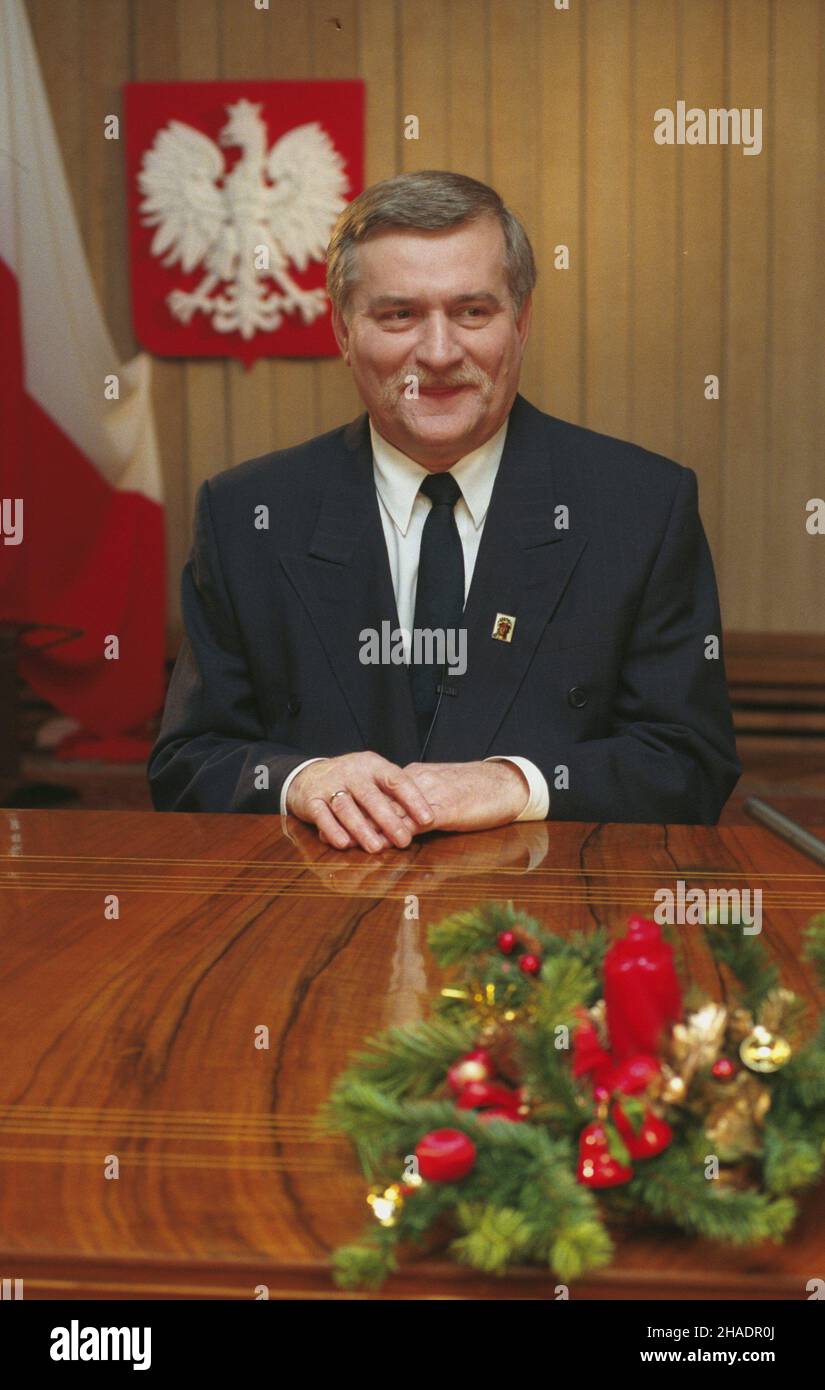 Warszawa 22.12.1993. Orêdzie noworoczne prezydenta RP Lecha Wa³êsy nagrywane przez Telewizjê Polsk¹ w Belwederze. mta  PAP/Maciej Belina Brzozowski         Warsaw 22 December 1993. Polish President Lech Walesa's New Year address recorded by Polish Television at the Belvedere palace.  mta  PAP/Maciej Belina Brzozowski Stock Photo