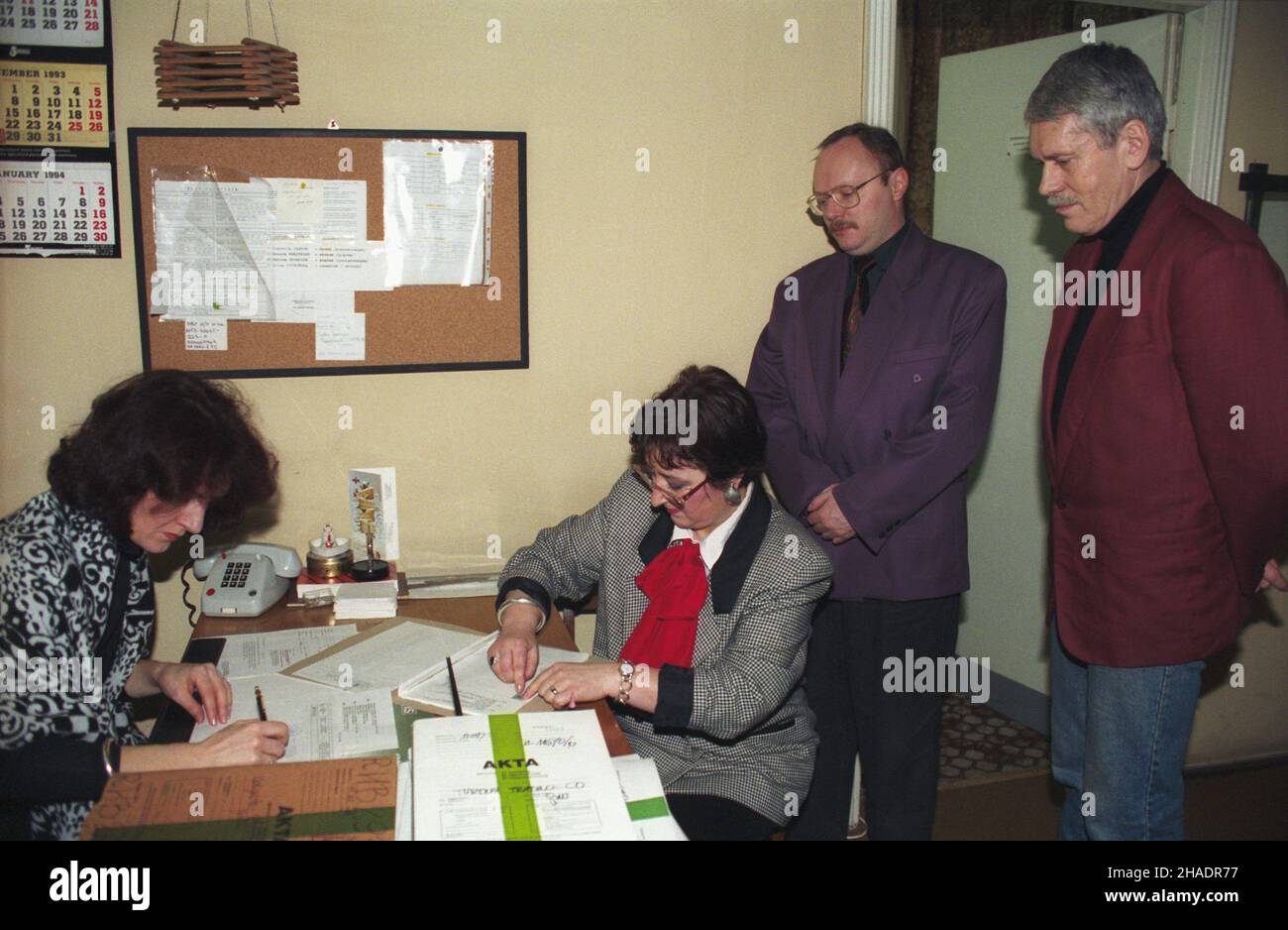 Warszawa 31.12.1993. Wpis do rejestru handlowego nowych, jednoosobowych spó³ek Skarbu Pañstwa: Telewizja Polska S.A. (TVP S.A.), Polskie Radio S.A. (PR S.A.) i Radio dla Ciebie (RDC) w S¹dzie Rejonowym dla m.st. Warszawy.  mta  PAP/Adam Urbanek       Warsaw 31 December 1993. New State Treasury-owned companies - Telewizja Polska S.A. (TVP S.A.), Polskie Radio S.A. (PR S.A.) and Radio dla Ciebie (RDC)  - entered in the commercial register at a Warsaw district court.   mta  PAP/Adam Urbanek Stock Photo