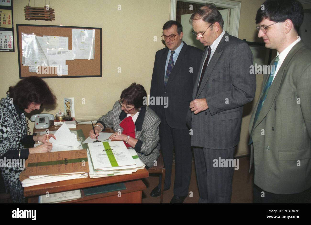 Warszawa 31.12.1993. Wpis do rejestru handlowego nowych, jednoosobowych spó³ek Skarbu Pañstwa: Telewizja Polska S.A. (TVP S.A.), Polskie Radio S.A. (PR S.A.) i Radio dla Ciebie (RDC) w S¹dzie Rejonowym dla m.st. Warszawy. Nz. m.in.: dziennikarz Roman Czejarek (P), dyrektor Programu I Polskiego Radia Stanis³aw Jêdrzejewski (2P), dziennikarz Marek Lipiñski (3P). mta  PAP/Adam Urbanek       Warsaw 31 December 1993. New State Treasury-owned companies - Telewizja Polska S.A. (TVP S.A.), Polskie Radio S.A. (PR S.A.) and Radio dla Ciebie (RDC)  - entered in the commercial register at a Warsaw distric Stock Photo