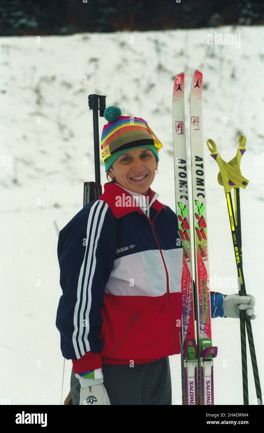 Duszniki Zdrój 01.1994. Zgrupowanie polskiej kadry biathlonowej przed XVII Zimowymi Igrzyskami Olimpijskimi w Lillehammer. Nz. Zofia Kie³piñska. msa  PAP/Adam Hawa³ej    Dok³adny dzieñ wydarzenia nieustalony.         Duszniki Zdroj, Poland, January 1994. Poland's Zofia Kielpinska on a shooting range in Duszniki Zdroj, south-east Poland. Polish National Biathlon Team is on a training camp in Duszniki Zdroj, preparing for the winter Olympic Games in Lillehammer in Norway. PAP/ADAM HAWALEJ Stock Photo