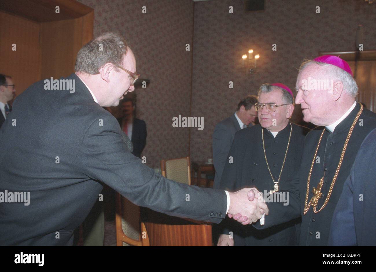 Warszawa 05.01.1994. Spotkanie Komisji Wspólnej Rz¹du RP i Konferencji Eposkopatu Polski w gmachu Urzêdu Rady Ministrów. Obradom przewodniczy³ wicepremier Aleksander £uczak i metropolita poznañski arcybiskup Jerzy Stroba. Nz. minister szef Urzêdu Rady Ministrów Micha³ Str¹k (L), zastêpca sekretarza generalnego Konferencji Episkopatu Polski (KEP) biskup Alojzy Orszulik (2P), metropolita poznañski arcybiskup Jerzy Stroba (P). mta  PAP/Teodor Walczak        Warsaw 5 January 1994. Poland's Government and Episcopate Joint Commission meets at the seat of the Office of the Council of Ministers. The d Stock Photo