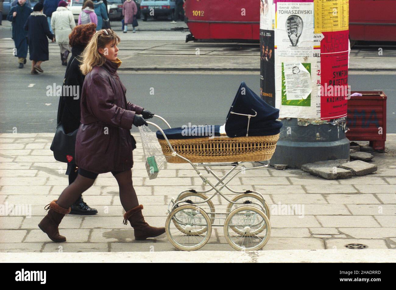 Warszawa 06.01.1994.  Przechodnie na warszawskiej ulicy; róg ul. Nowy Œwiat i Alej Jerozolimskich (Œródmieœcie Pó³nocne). mta  PAP/Andrzej Rybczyñski       Warsaw 06 January 1994.  Passers-by in Warsaw at the crossing of Nowy Swiat and Jerozolimskie Avenue (Northern Centre).   mta  PAP/Andrzej Rybczynski Stock Photo