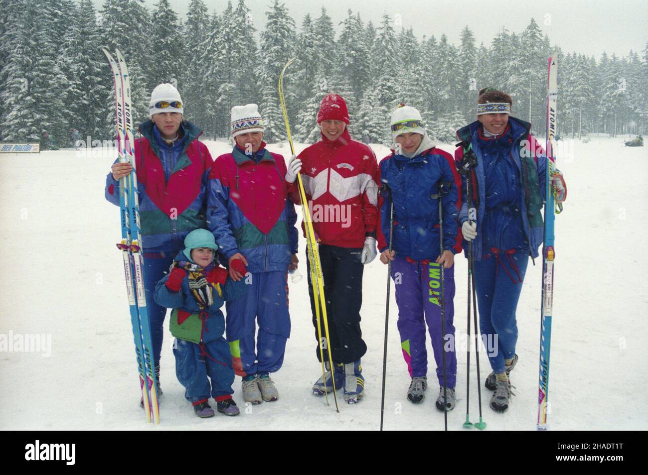 Jakuszyce 15.01.1994. Mistrzostwa Polski w biegach narciarskich (15-16.01.1994). Nz. narciarki, od lewej: Bernadetta Bocek, Michalina Maciuszek, Ma³gorzata Rucha³a, Halina Nowak, Dorota Kwaœny. msa PAP/Adam Hawa³ej Jakuszyce 15 January 1994. Poland's ski running championships (January 15-16, 1994). Pictured: skiers, from the left: Bernadetta Bocek, Michalina Maciuszek, Malgorzata Ruchala, Halina Nowak, Dorota Kwasny. msa PAP/Adam Hawalej Stock Photo
