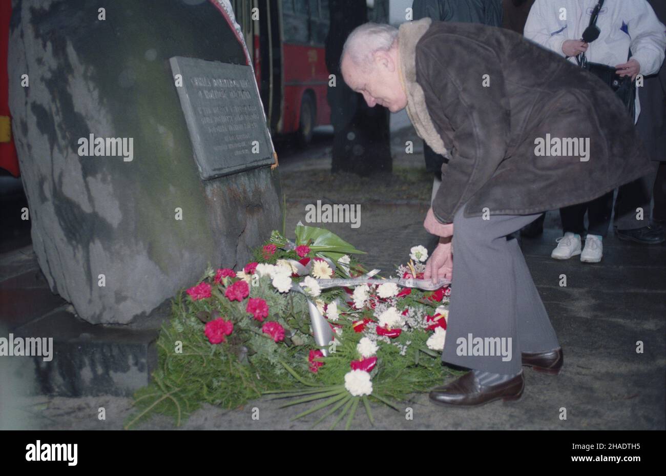 Warszawa 01.02.1994. Kamieñ w Alejach Ujazdowskich upamiêtniaj¹cy Akcjê na genera³a Franza Kutscherê. W dniu 1 lutego 1944 roku z wyroku Polskiego Pañstwa Podziemnego Oddzia³ Specjalny Kierownictwa Dywersji Komendy G³ównej Armii Krajowej Parasol wykona³ udan¹ akcjê na genera³a SS i Policji Franza Kutscherê – kata Warszawy. Nz. w 50 rocznicê Akcji Kutschera przy pami¹tkowym kamieniu kwiaty sk³ada jeden z jej uczestników Micha³ Issajewicz ps. Miœ. msa  PAP/Adam Urbanek         Warsaw, Poland, 01 February 1994. Participant of assassination of Franz Kutschera Michal Issajewicz - Bear, lays flowers Stock Photo