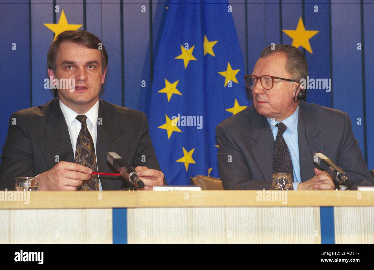 Belgia Bruksela 03.02.1994. Wizyta premiera RP Waldemara Pawlaka w Brukseli. Nz. premier RP Waldemar Pawlak (L) i przewodnicz¹cy Komisji Wspólnot Europejskich Jacques Delors. msa  PAP/Teodor Walczak         Brussels, Belgium, 03 February 1994. Poland's Prime Minister Waldemar Pawlak (L) and President of the European Commission Jacques Delors (R) during a meeting in Brussels. Prime Minister Pawlak is on a visit to Belgium. PAP/TEODOR WALCZAK Stock Photo