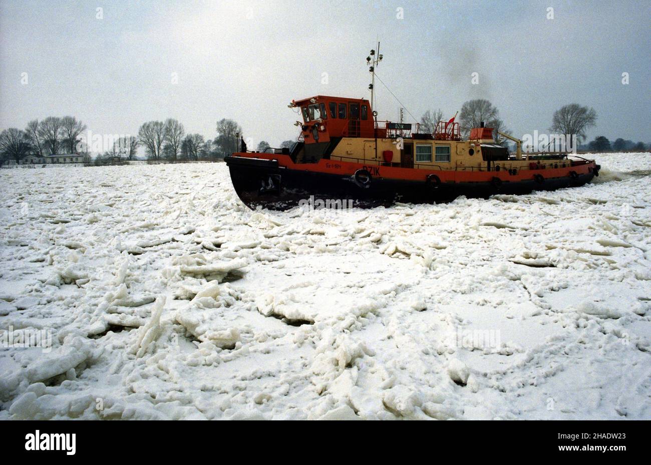 Widuchowa 21.02.1994. Polski lodo³amacz Dzik na rzece Odrze. js  PAP/Jerzy Undro         Widuchowa 21 February 1994. Polish Dzik and Odyniec ice-breakers at the Odra River.   js  PAP/Jerzy Undro Stock Photo