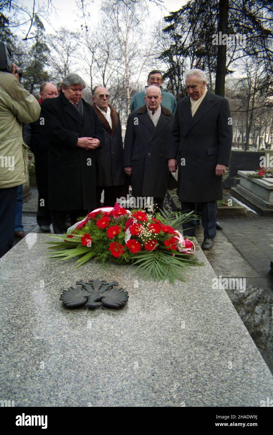 Katowice 25.02.1994. By³y I sekretarz Komitetu Centralnego Polskiej Zjednoczonej Partii Robotniczej (KC PZPR) Edward Gierek (P) oraz dzia³acz komunistyczny i pañstwowy PRL Jan Szydlak (2P) na cmentarzu przy ul. Francuskiej, gdzie s¹ pochowani ludzie zas³u¿eni dla Górnego Œl¹ska, genera³ Jerzy Ziêtek (nz.) i przywódca niepodleg³oœciowy Wojciech Korfanty. js  PAP/Stanis³aw Jakubowski         Katowice 25 February 1994. Former 1st secretary of the Central Committee of the Polish United Workers' Party (KC PZPR) Edward Gierek (right) and Polish People's Republic (PRL) communist and state activist Ja Stock Photo