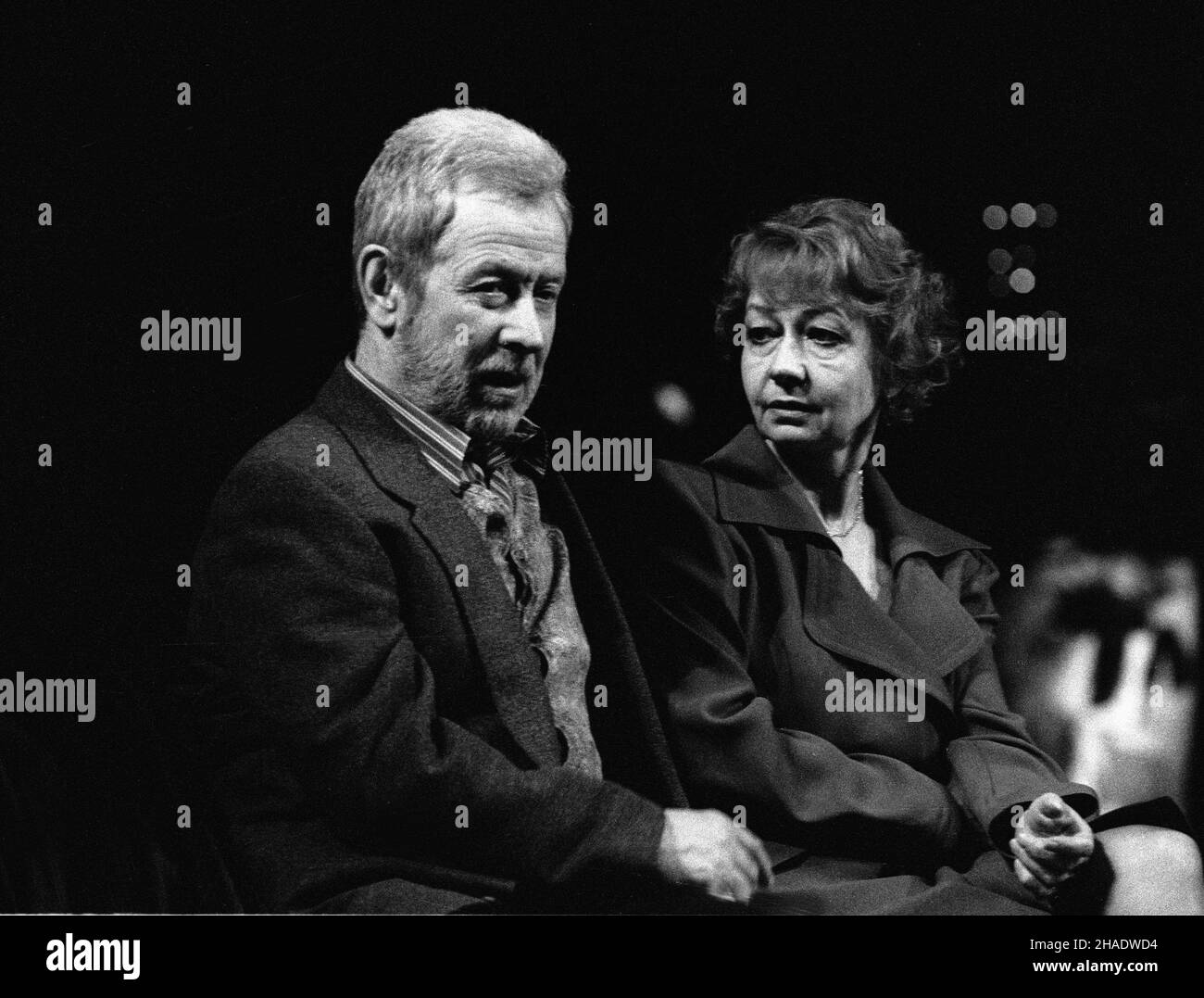 Warszawa, 03.1994. Teatr Dramatyczny, sztuka Johna Guare'a pt. Szósty stopieñ oddalenia, w re¿yserii Piotra Cieœlaka. Nz. El¿bieta Czy¿ewska (jako Ouisa Kittredge) i W³adys³aw Kowalski (jako Flan Kittredge). meg PAP/Zbigniew Matuszewski Dok³adny dzieñ wydarzenia nieustalony. Stock Photo