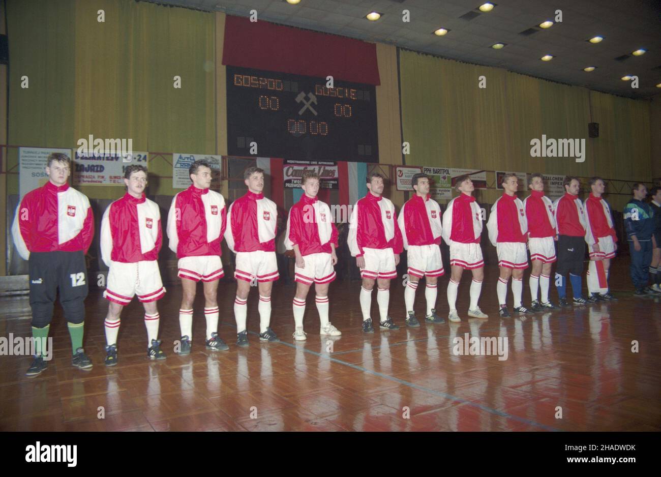 Knurów 01.03.1994. Towarzyski mecz pi³ki no¿nej halowej piêcioosobowej (futsal) pomiêdzy Polsk¹ i Holandi¹ (4:7). Zespó³ polski wystapi³ w sk³adzie: Tomasz Kacprzyk, Marek Chañski, Krzysztof Kuchciak, Miros³aw Rypel, Tomasz Ciastko, Zbigniew Pawela, Jacek Doliñski, Jacek Fortuna, Józef ¯ymañczyk, Andrzej Antos, Piotr Turowiecki, Piotr Kwitek.  ka  PAP/Stanis³aw Jakubowski         Knurow, Poland, 01 March 1994. Polish players: Tomasz Kacprzyk, Marek Chanñski, Krzysztof Kuchciak, Miroslaw Rypel, Tomasz Ciastko, Zbigniew Pawela, Jacek Dolinski, Jacek Fortuna, Jozef Zymanczyk, Andrzej Antos, Piotr Stock Photo