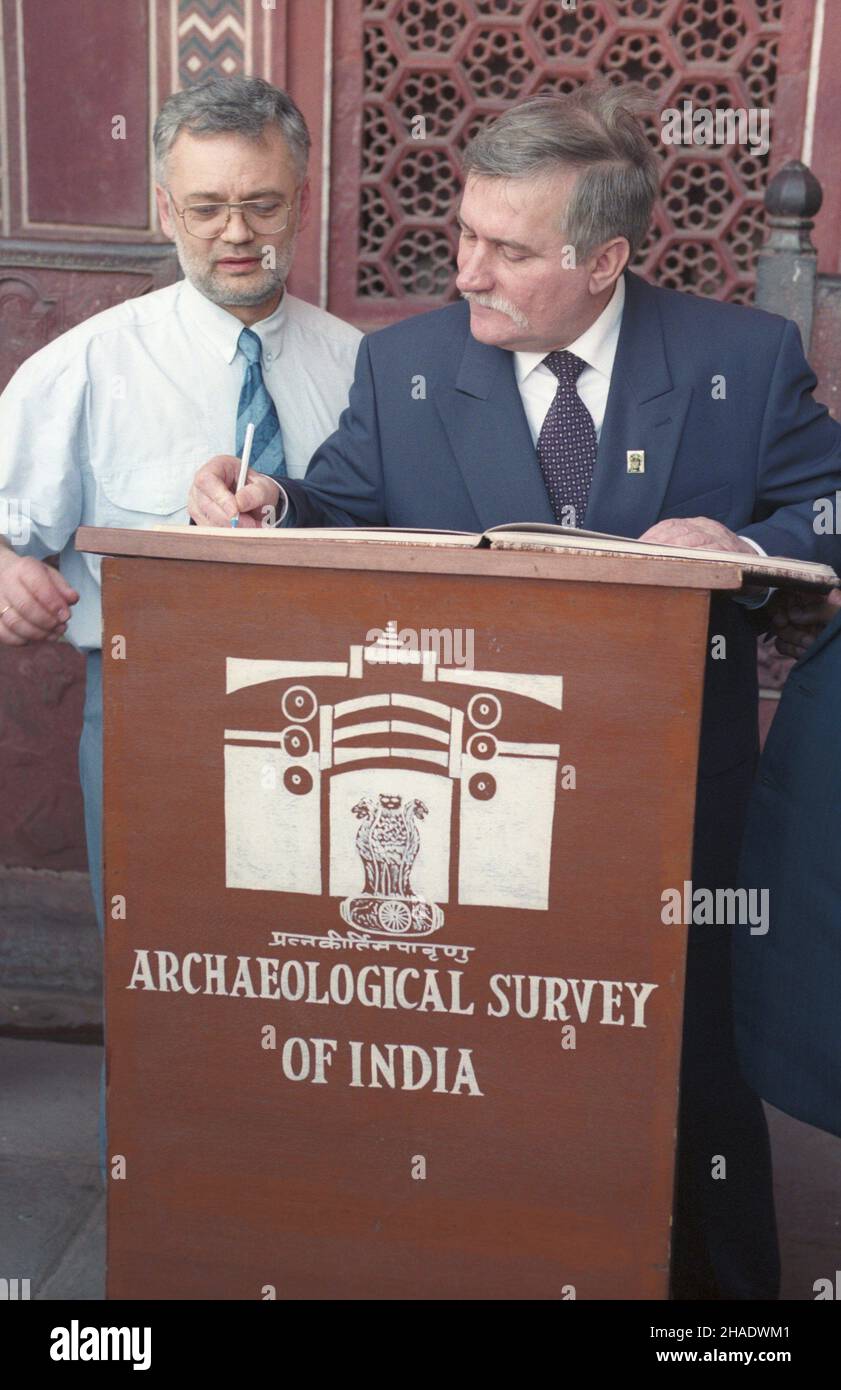 Indie Agra 05.03.1994. Wizyta prezydenta RP Lecha Wa³êsy w Republice Indii. Zwiedzanie mauzoleum Taj Mahal. Wpis do ksiêgi pami¹tkowej. Nz. prezydent Lech Wa³êsa (P) i rzecznik prasowy Prezydenta RP Andrzej Drzycimski.  js  PAP/Janusz Mazur         Agra, India, 05 March 1994. President of Poland Lech Walesa (R) and his Spokesman Andrzej Drzycimski (L) sign a Guest Book in Taj Mahal in Agra. President of Poland is on a visit to India. PAP/JANUSZ MAZUR Stock Photo