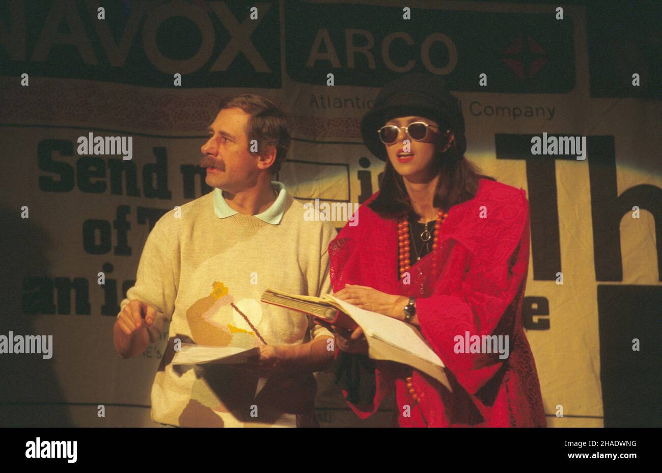 Wroc³aw 06.03.1994. W ramach XV Przegl¹du Piosenki Aktorskiej (6-13 marca), na scenie Teatru Muzycznego-Operetki Wroc³awskiej wystawiono musical warszawskiego Teatru Rampa pt. Chopin w Ameryce. Nz. dyr. naczelny i artystyczny Teatru Rampa Andrzej Strzelecki i aktorka El¿bieta Zaj¹cówna. mw PAP/Adam Hawa³ej Wroclaw, Poland, 06 March 1994. Actor and Director of Rampa Theatre Andrzej Strzelecki (L) and actress Elzbieta Zajacowna (R) perform a 'Chopin in America' musical in Music Theatre in Wroclaw as part of XV Review of Drama Songs in Wroclaw. PAP/ADAM HAWALEJ Stock Photo