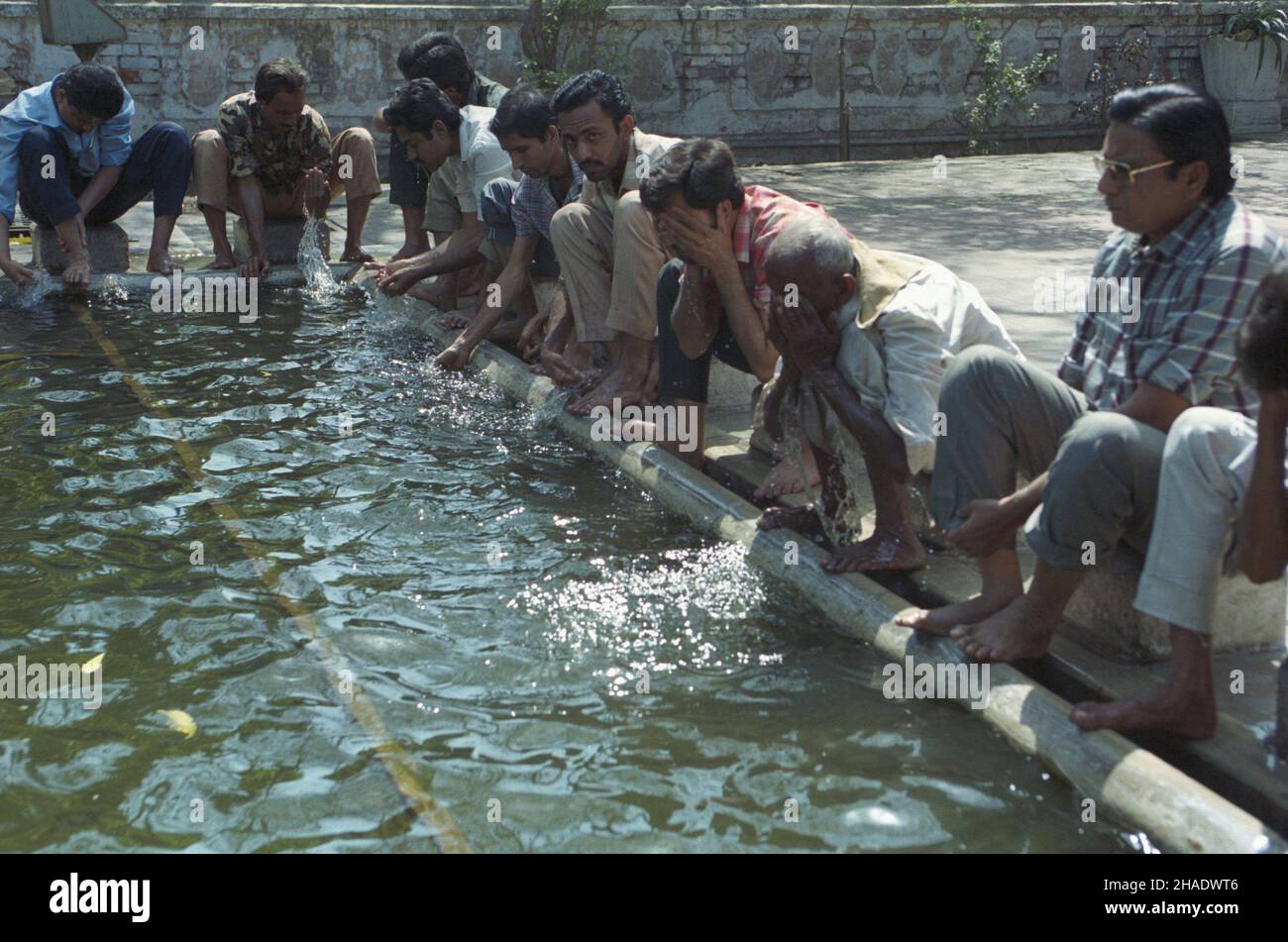 Indie Ahmedabad 06.03.1994. Uliczna ³aŸnia. js  PAP/Janusz Mazur         Ahmedabad, India, 06 March 1994. People wash themselves in a public bath on a street in Ahmedabad in India. PAP/JANUSZ MAZUR Stock Photo