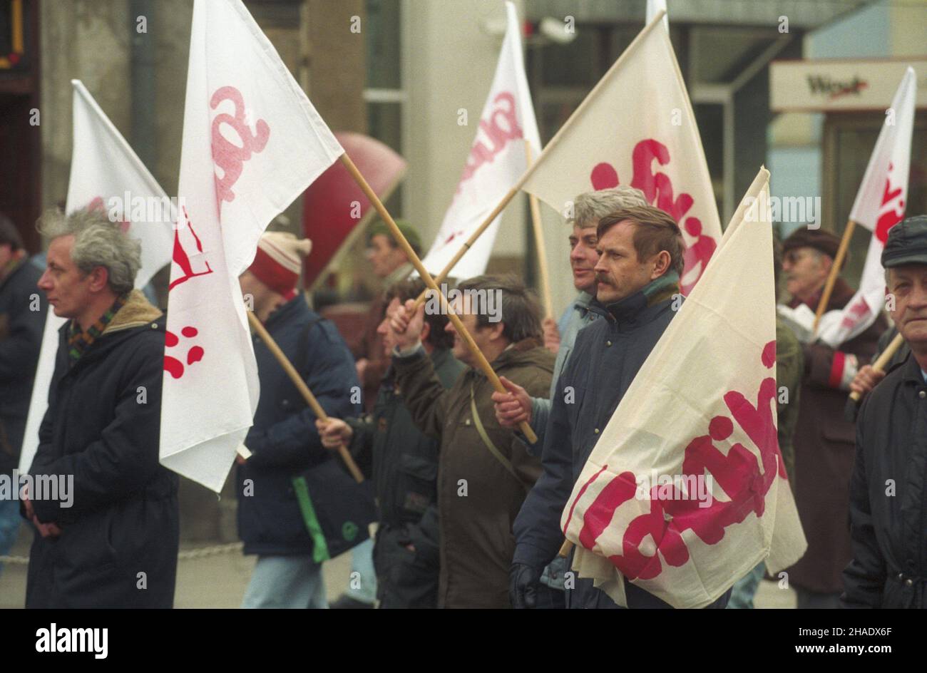 Wroc³aw 14.03.1994. Od 7 marca w ca³ym kraju trwaj¹ akcje protestacyjne organizowane przez Niezale¿ny Samorz¹dny Zwi¹zek Zawodowy Solidarnoœæ (NSZZ S). Zwi¹zkowcy domagaj¹ siê zmian w bud¿ecie na 1994 r., rekompensaty wzrostu kosztów, wprowadzenia w ¿ycie ustaw wynikaj¹cych z Paktu o Przedsiêbiorstwie Pañstwowym. Nz. manifestacja pracowników wroc³awskich zak³adów. mw  PAP/Adam Hawa³ej         Wroclaw, Poland, 14 March 1994. Protesters march with flags during manifestation of Polish Trade Union Solidarity in Wroclaw. From 7th March last protests organized by the Polish Trade Union Solidarity in Stock Photo