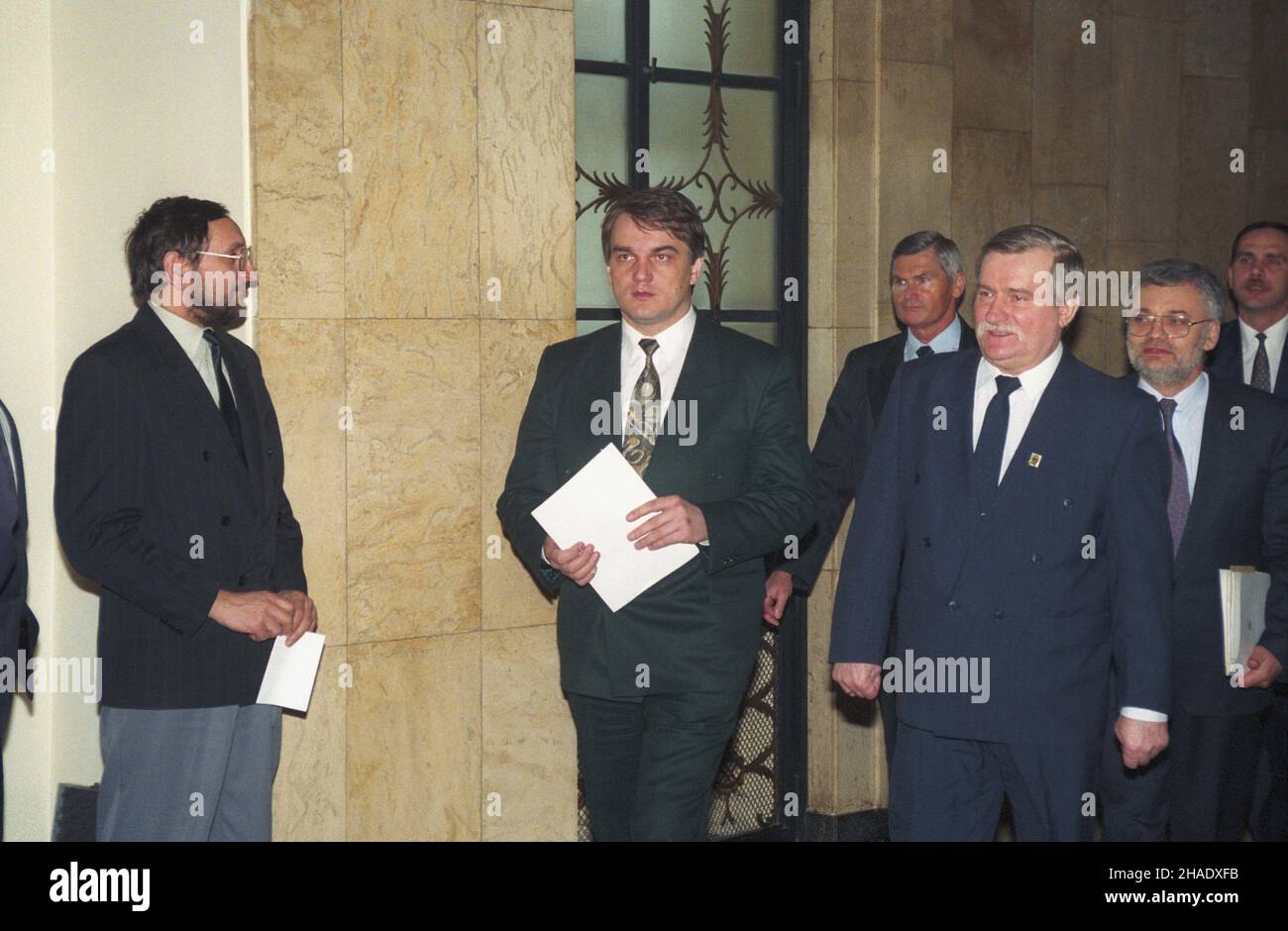 Warszawa 29.03.1994. Urz¹d Rady Ministrów (URM), obrady rz¹du premiera Waldemara Pawlaka, z udzia³em prezydenta RP Lecha Wa³êsy i wojewodów, dotycz¹ce reformy administracji, m.in. wprowadzenia kadencyjnoœci wojewodów. Nz. m.in. premier Pawlak (2L), prezydent Wa³êsa (4L), szef Biura Prasowego Prezydenta i jego rzecznik prasowy Andrzej Drzycimski (2P) mw  PAP/Teodor Walczak         Warsaw 29 March 1994. The Office of the Council of Ministers, a sitting of the Waldemar Pawlak Cabinet, attended by Poland's President Lech Walesa and regional governors on an administrative reform. Pictured among oth Stock Photo