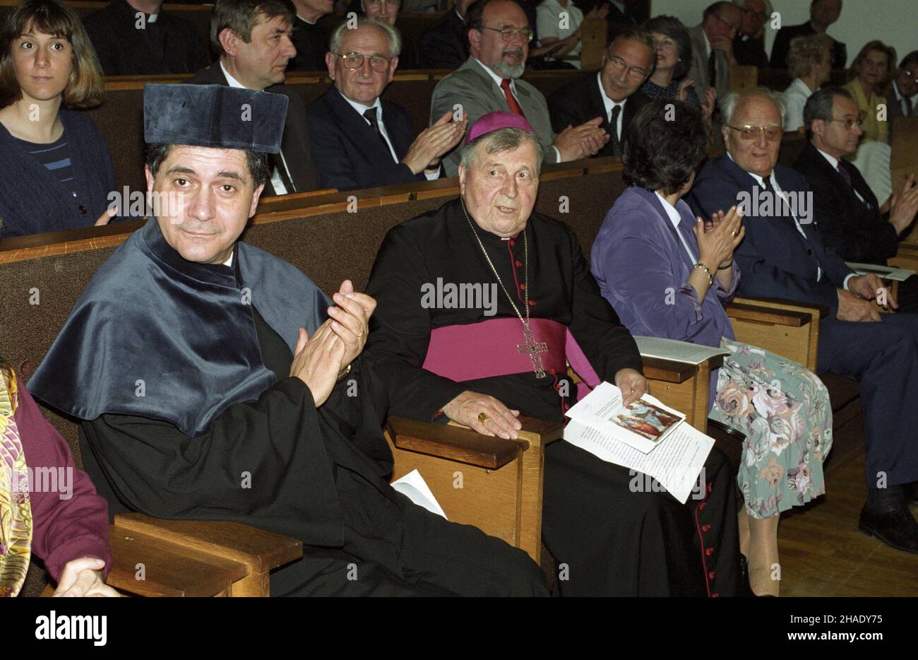 Lublin, 1994-05-18. Uroczystoœæ wrêczenia doktoratu honoris causa na KUL-u. Nz. laureat, prof. Rocco Buttiglione (1P), wyk³adowca miêdzynarodowej Akademii Filozofii Lichtenstein. umr  PAP/Miros³aw Trembecki Stock Photo