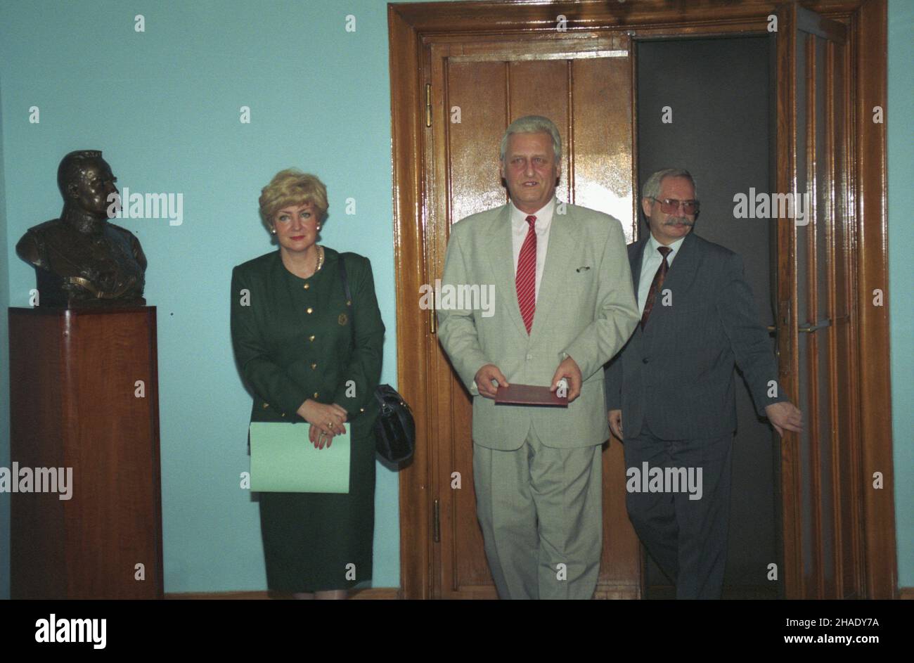 Warszawa 26.05.1994. Uroczystoœæ wrêczenia nominacji pos³ance Sojuszu Lewicy Demokratycznej (SLD) Danucie Waniek na wiceministra Ministerstwa Obrony Narodowej (MON), otrzymuje stanowisko podsekretarza stanu ds. kontaktów z parlamentem. Nz. od lewej: Danuta Waniek, min. obrony narodowej Piotr Ko³odziejczyk, I zastêpca szefa MON Jerzy Milewski. mw  PAP/Adam Urbanek         Warsaw 26 May 1994. The ceremony of handing a nomination for deputy Defence Minister to Democratic Left Alliance (SLD) deputy Danuta Waniek. Waniek is appointed undersecretary of state for contacts with the parliament. Picture Stock Photo