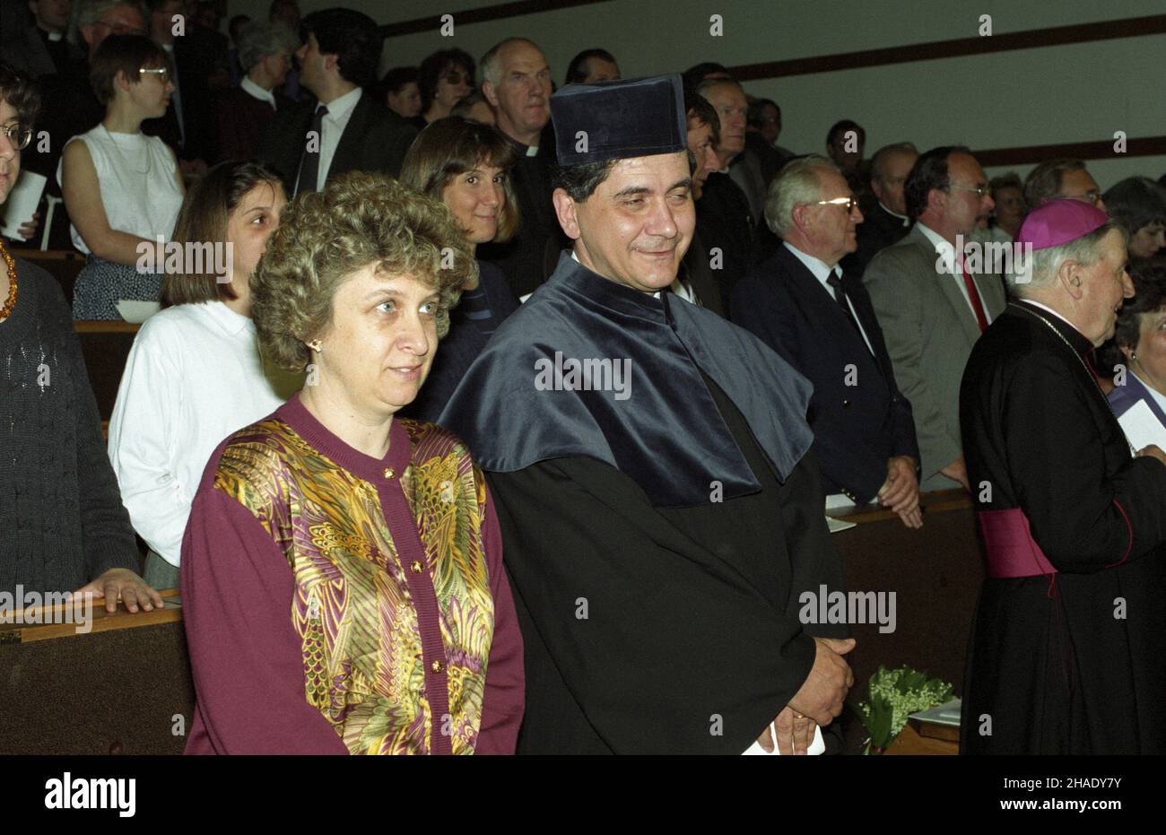 Lublin, 1994-05-18. Uroczystoœæ wrêczenia doktoratu honoris causa na Katolickim Uniwersytecie Lubelskim. Nz. laureat, prof. Rocco Buttiglione (C), wyk³adowca miêdzynarodowej Akademii Filozofii Lichtenstein. umr  PAP/Miros³aw Trembecki Stock Photo