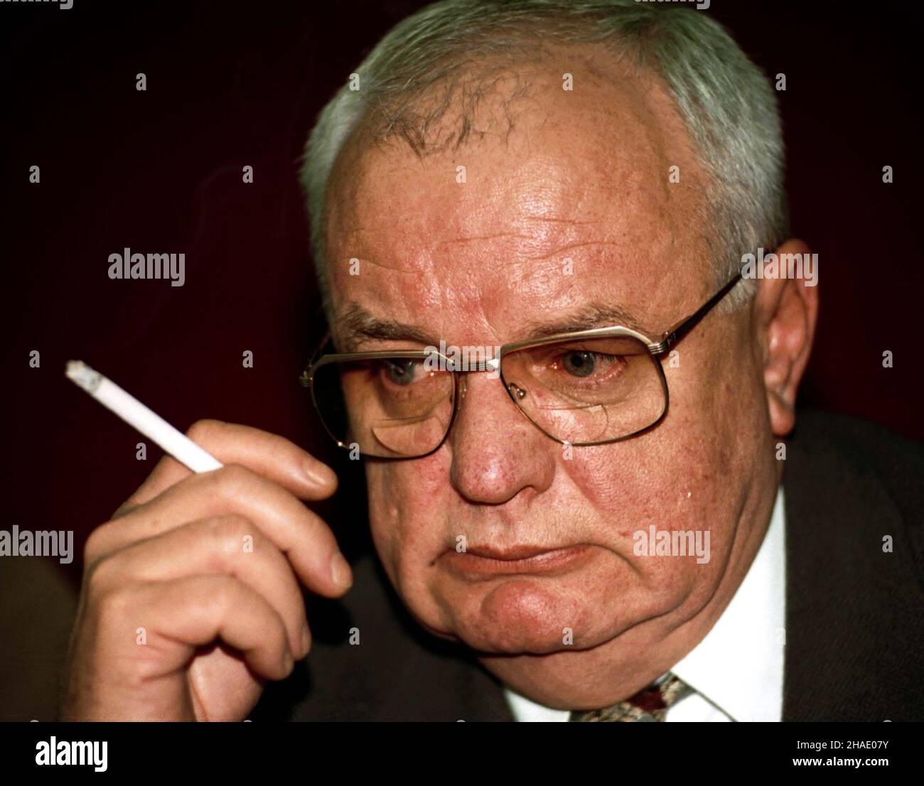 Warszawa, 28.03.1995. Sekretarz stanu w kancelarii prezydenta Andrzej Zakrzewski podczas konferencji prasowej w Warszawie. (kru) PAP/Adam Urbanek     Warsaw, 28.03.1995. Andrzej Zakrzewski, a Polish lawyer, historian, politician, secretary of state in the Office of the President RP, during a press conference in Warsaw. (kru) PAP/Adam Urbanek Stock Photo