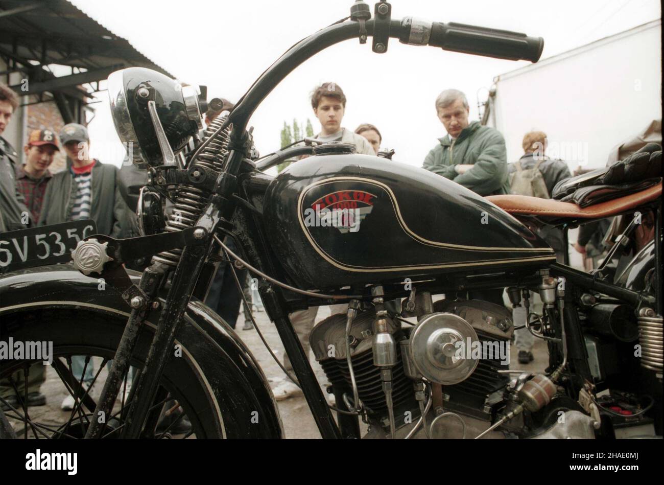 Warszawa, 21.05.1995. Pokaz zabytkowych motocykli w ramach Festiwalu Ulicznego "Trakt" w Warszawie. N/z polski przedwojenny motocykl Sokó³ 1000. (kru) PAP/Adam Urbanek     Warsaw, 21.05.1995. Antique motorcycle show at the "Trakt", Street Festival in Warsaw. Pictured: Sokol 1000 (Polish: Falcon) motorcycle. (kru) PAP/Adam Urbanek Stock Photo