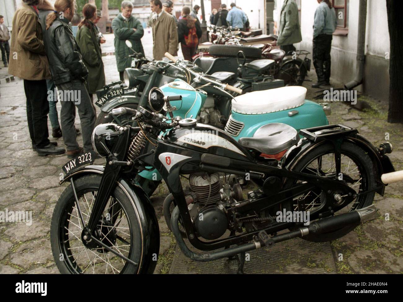 Warszawa, 21.05.1995. Pokaz zabytkowych motocykli w ramach Festiwalu Ulicznego "Trakt" w Warszawie. N/z motor Zuendapp. (kru) PAP/Adam Urbanek     Warsaw, 21.05.1995. Antique motorcycle show at the "Trakt", Street Festival in Warsaw. Pictured: Zuendapp motorcycle. (kru) PAP/Adam Urbanek Stock Photo