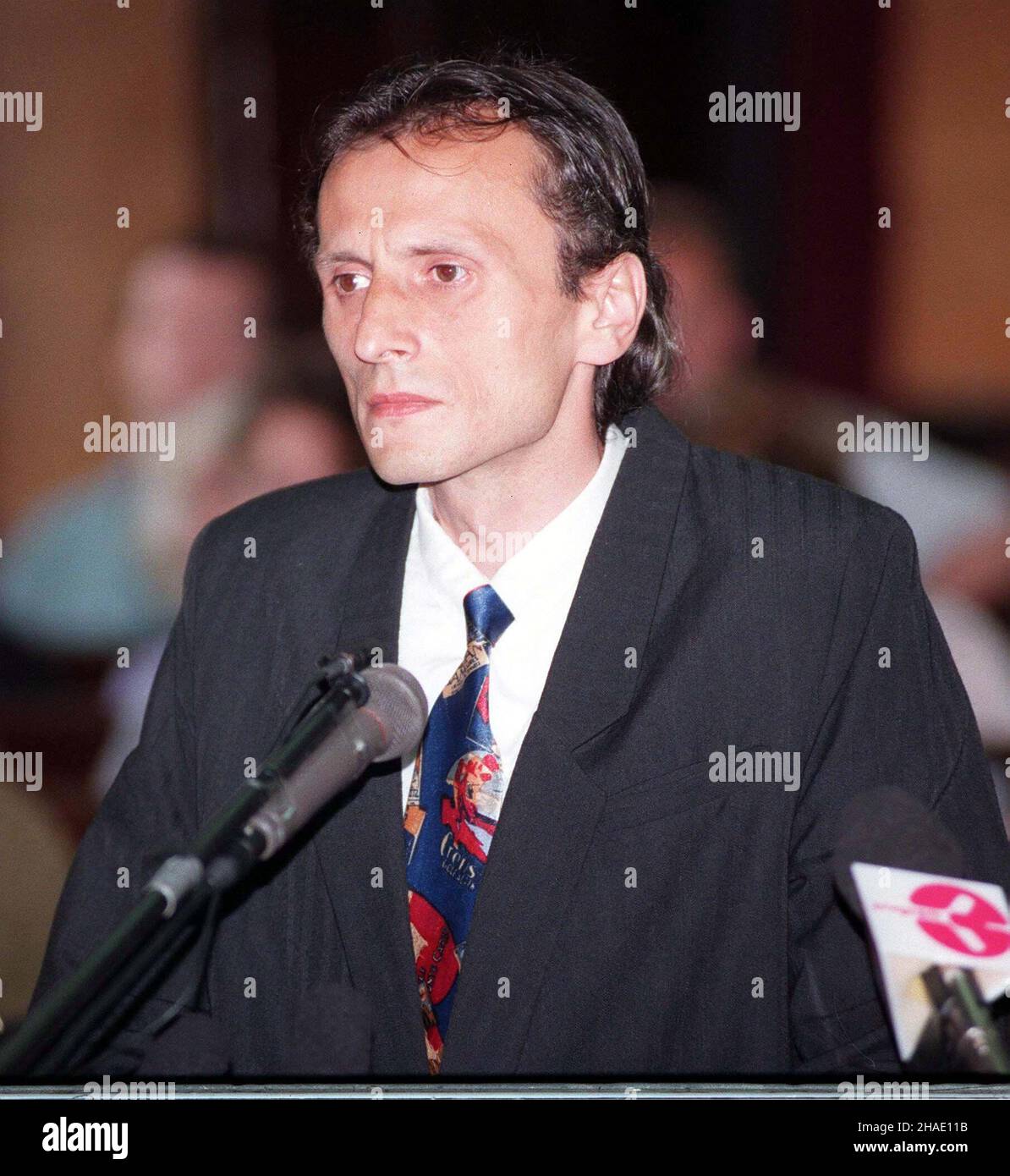 Warszawa, 16.06.1995. Kolejna rozprawa w procesie w sprawie œmierci Grzegorza Przemyka, w warszawskim S¹dzie Wojewódzkim. N/z: podczas przes³uchania Cezary F. - kolega Przemyka. (kru) PAP/Adam Urbanek Warsaw, 16.06.1995. Continuation of the Grzegorz Przemyk death trial at the Warsaw Provincial Court. Pictured: Przemyk's colleague, Cezary F. as a witness. (kru) PAP/Adam Urbanek Stock Photo