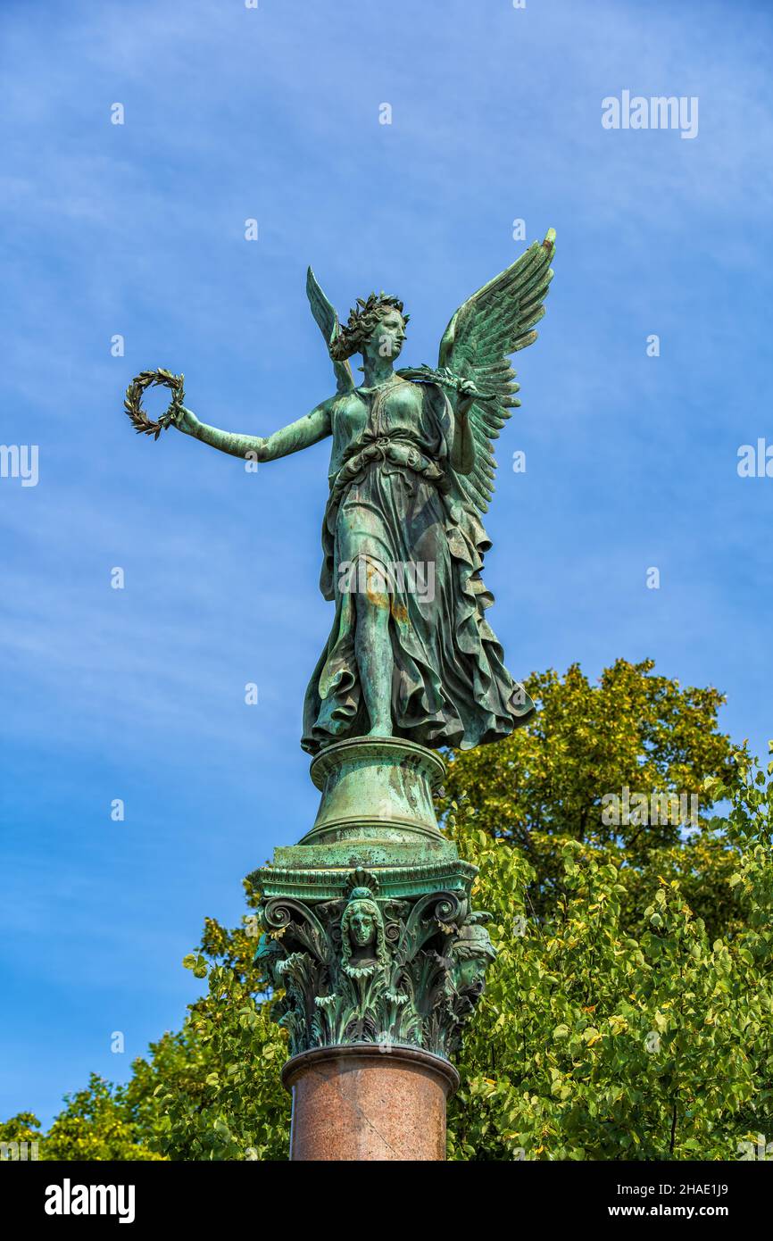 Garden angel statue hires stock photography and images Alamy