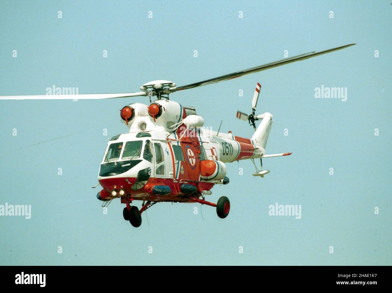 Gdynia, 02.07.1995. Polski œmig³owiec Sokó³, podczas pokazów lotniczych Air Show'95 w Gdyni - Babich Do³ach. (mr) PAP/Stefan Kraszewski     Gdynia, 02.07.1995. Polish helicopter Sokol (lit. Falcon) during the Air Show'95 in Gdynia - Babie Doly. (mr) PAP/Stefan Kraszewski Stock Photo