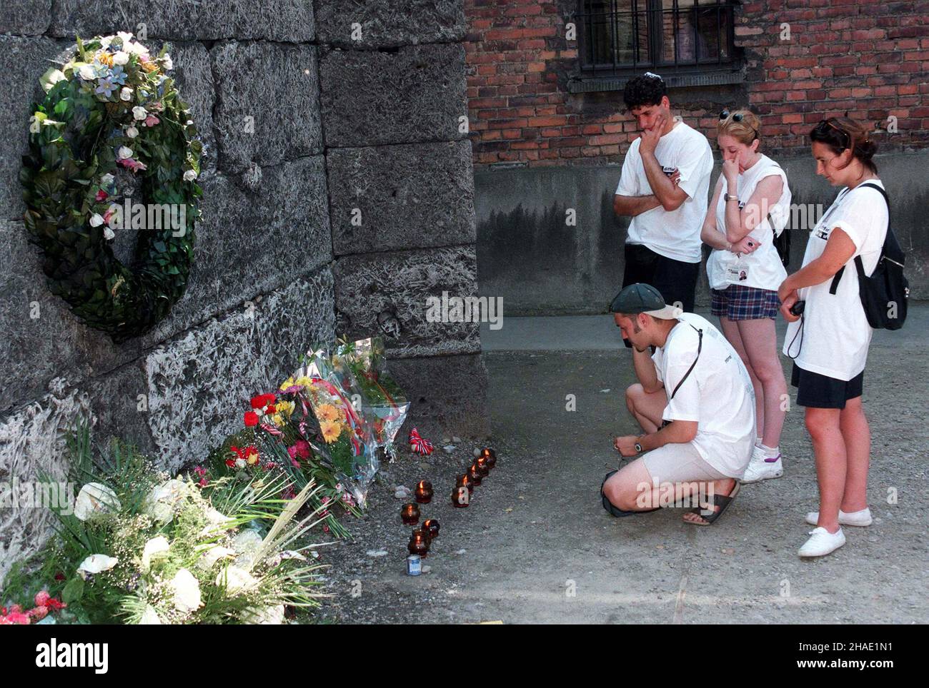 Oœwiêcim, 03.07.1995. Uczestnicy 'Poci¹gu Pamiêci' przy Œcianie Œmierci na terenie KL Auschwitz, 03 bm.  (dw) PAP/Jacek Bednarczyk Stock Photo