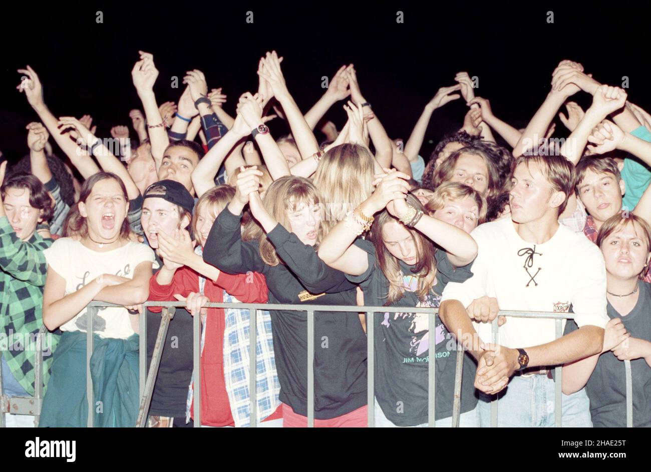 Wêgorzewo, 15.07.1995. Publicznoœæ na koncercie zespo³u 'T-Love'. (mr) PAP/Zdzis³aw Lenkiewicz     Wegorzewo, 15.07.1995. Fans during the concert of the Polish band T-Love. (mr) PAP/Zdzislaw Lenkiewicz Stock Photo