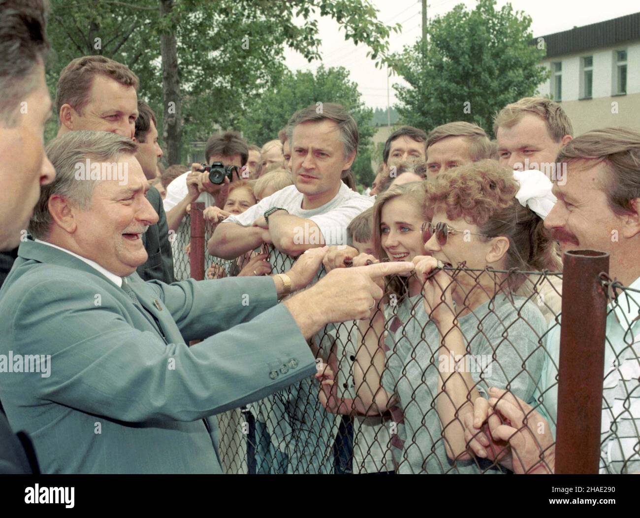 Kartuzy, 15.07.1995. Kampania prezydencka 1995 roku. N/z: ubiegaj¹cy siê o reelekcjê prezydent Lech Wa³êsa (L) spotka³ siê z mieszkañcami Kartuz. (kru) PAP/Maciej B. Brzozowski     Kartuzy, 15.07.1995. Campaign prior to Polish Presidential Elections of 1995. Pictured: president Lech Walesa (L) during a election meeting with people in Kartuzy, of northwestern Poland. (kru) PAP/Maciej B. Brzozowski Stock Photo