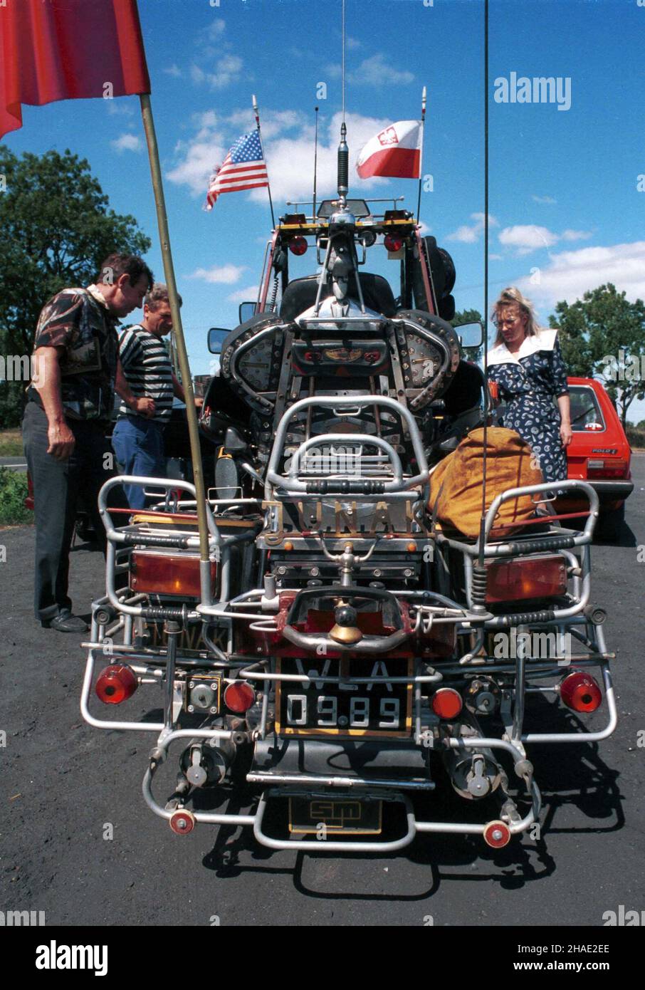 Che³mno, 05.08.1995. Oryginalny, wa¿¹cy oko³o 300 kg motocykl, na drodze w Che³mnie. Pojazd powstawa³ 6 lat w ma³ym gara¿u we wsi ko³o W³oc³awka. (kru) PAP/Wojtek Szabelski     Chelmno, 05.08.1995. Unconventional motorbike in Chelmno, northern Poland. Weighing 300 kg vehicle was built for six years. (kru) PAP/Wojtek Szabelski Stock Photo