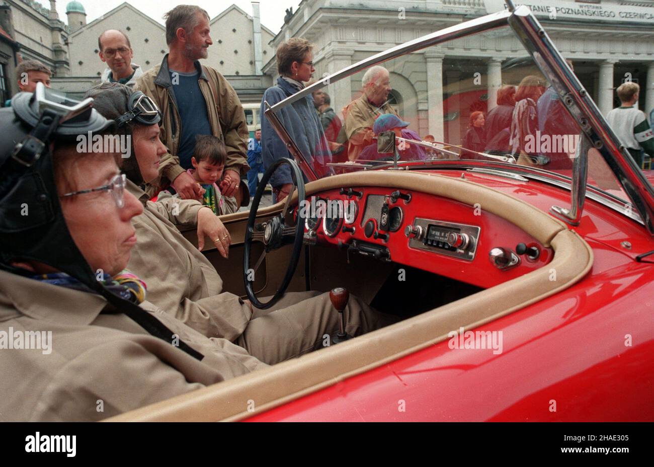 Poznañ, 09.09.1995. Uczestnicy XXII Rajdu Pojazdów Zabytkowych w starym kabriolecie MG. (kru) PAP/Remigiusz Sikora Stock Photo