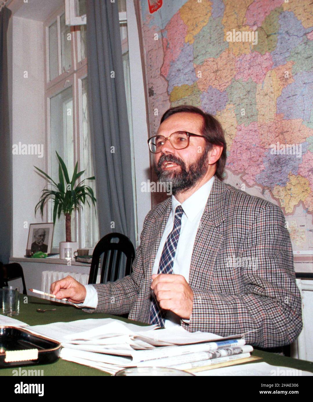 Warszawa, 10.09.1995. Szef Unii Pracy Ryszard Bugaj podczas konferencji prasowej w Warszawie. (kkk) PAP/Piotr Walczak Stock Photo