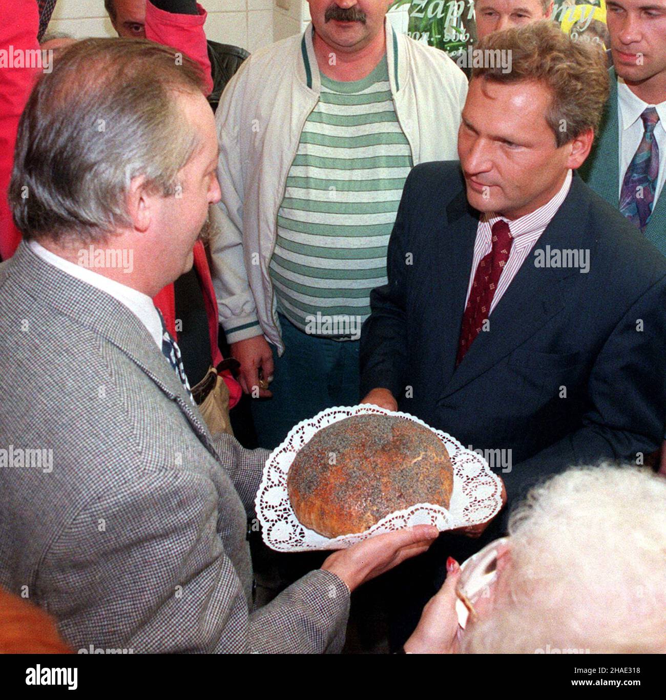 Szczecin, 12.09.1995. Aleksander Kwaœniewski (L) podczas pobytu w Szczecinie spotka³ siê 12 bm. ze swoimi zwolennikami i nie tylko, sk³ada³ autografy i przedstawia³ swój program w samym centrum miasta. Odwiedzi³ równie¿ cukierniê Wojciechowskiego, gdzie powitany zosta³ chlebem i ciastkami. (pie) PAP/Jerzy Undro K18759 Stock Photo