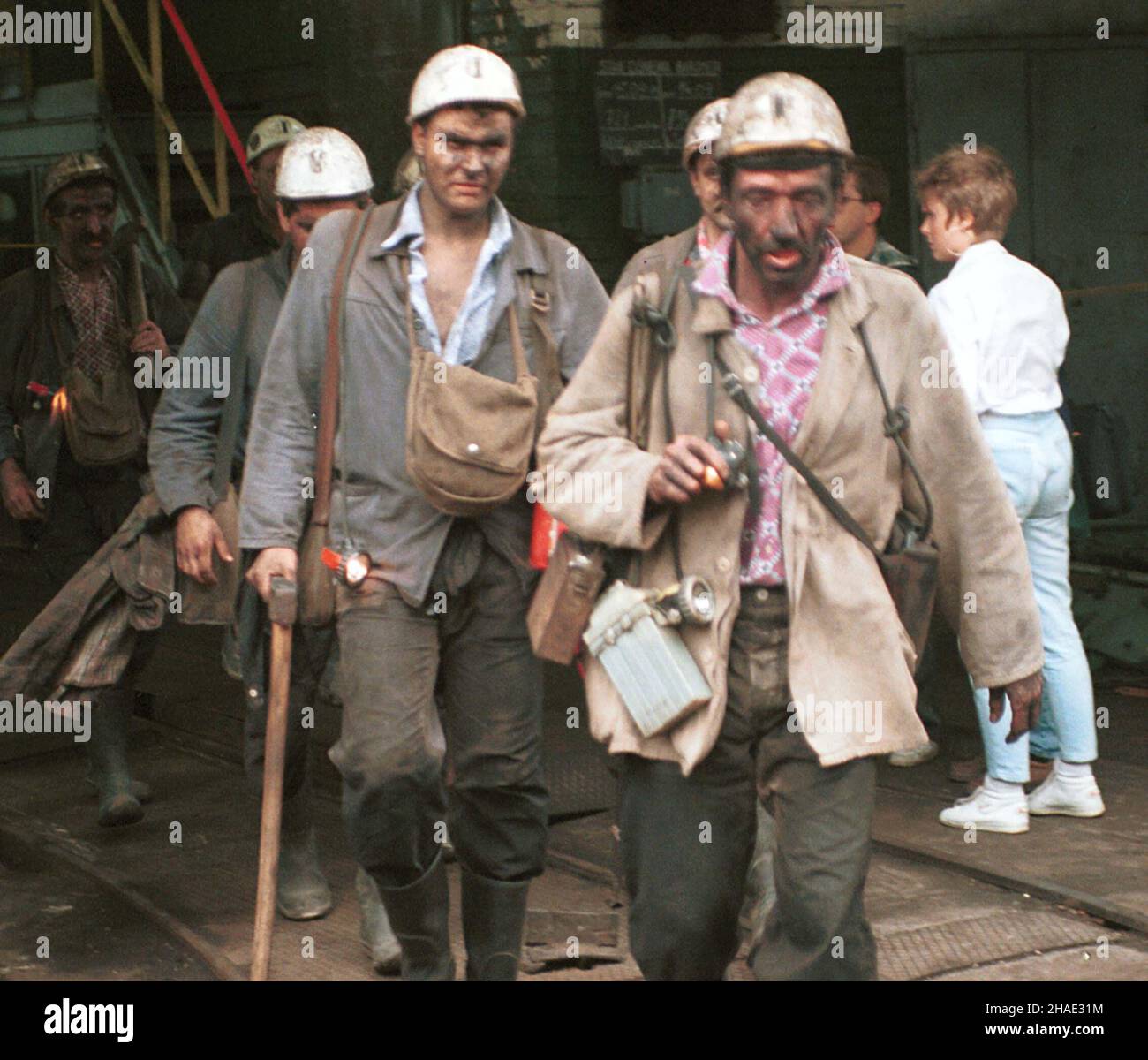 Ruda Œl¹ska, 14.09.1995. Górnicy ratownicy podczas akcji ratowniczej w kopalni 'Nowy Wirek'. (bp/kkk) PAP/Roman Koszowski Stock Photo